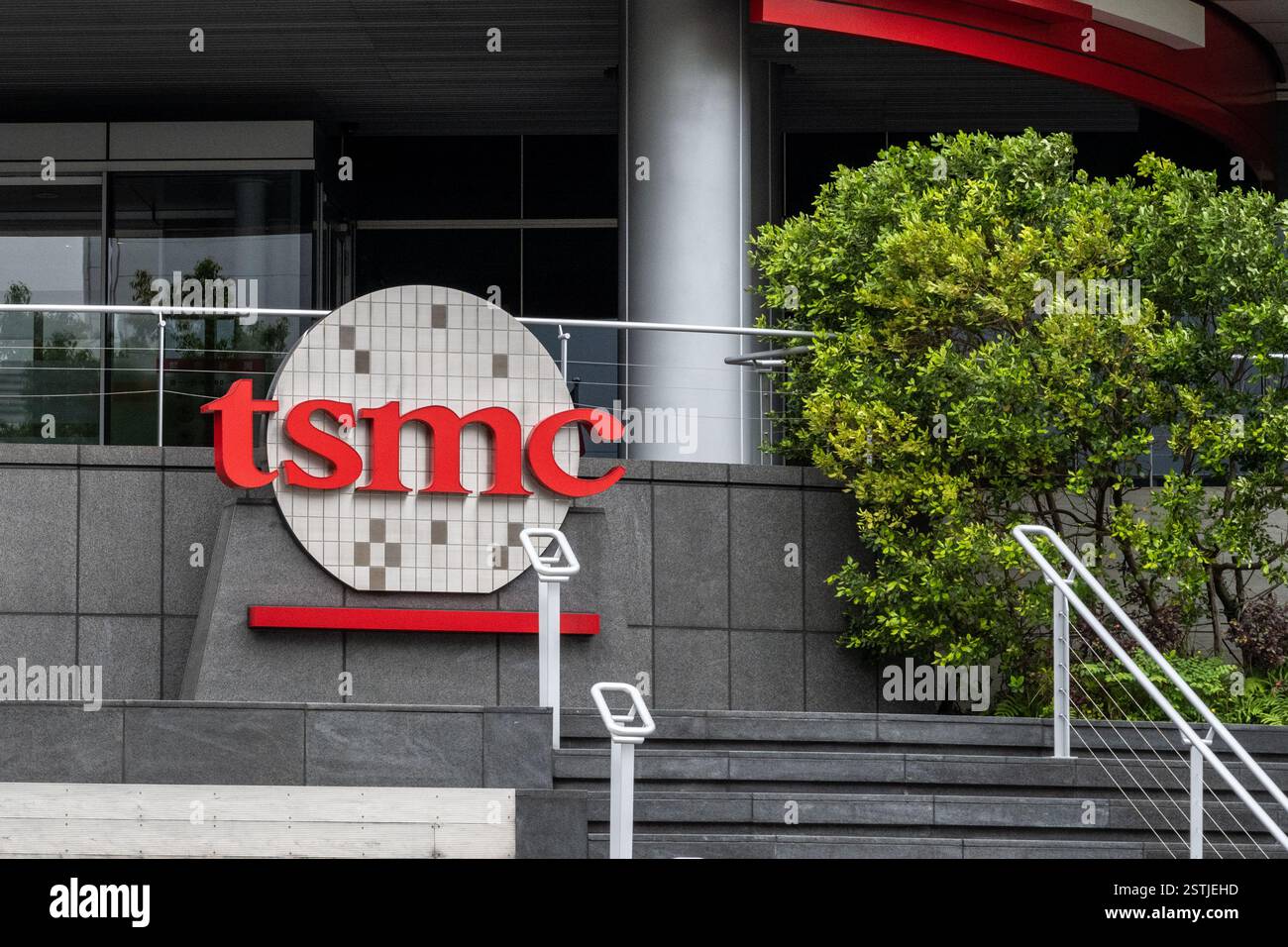 Hsinchu, Taiwan -12 janvier 2025:TSMC Musée de l'innovation extérieur. Taïwan, TSMC est la plus grande fonderie de semi-conducteurs indépendante dédiée au monde. Banque D'Images