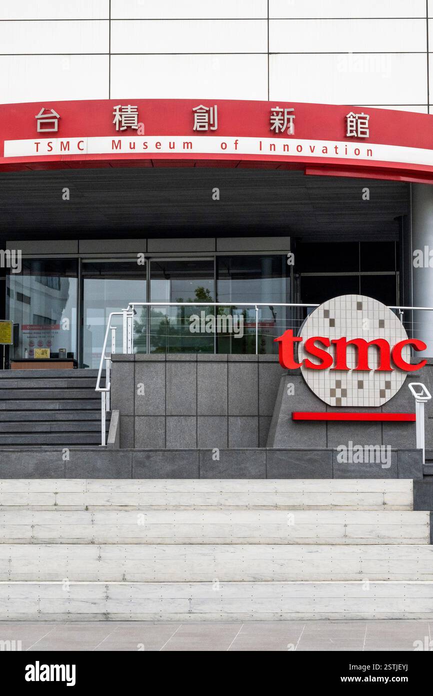 Hsinchu, Taiwan -12 janvier 2025:TSMC Musée de l'innovation extérieur. Taïwan, TSMC est la plus grande fonderie de semi-conducteurs indépendante dédiée au monde. Banque D'Images