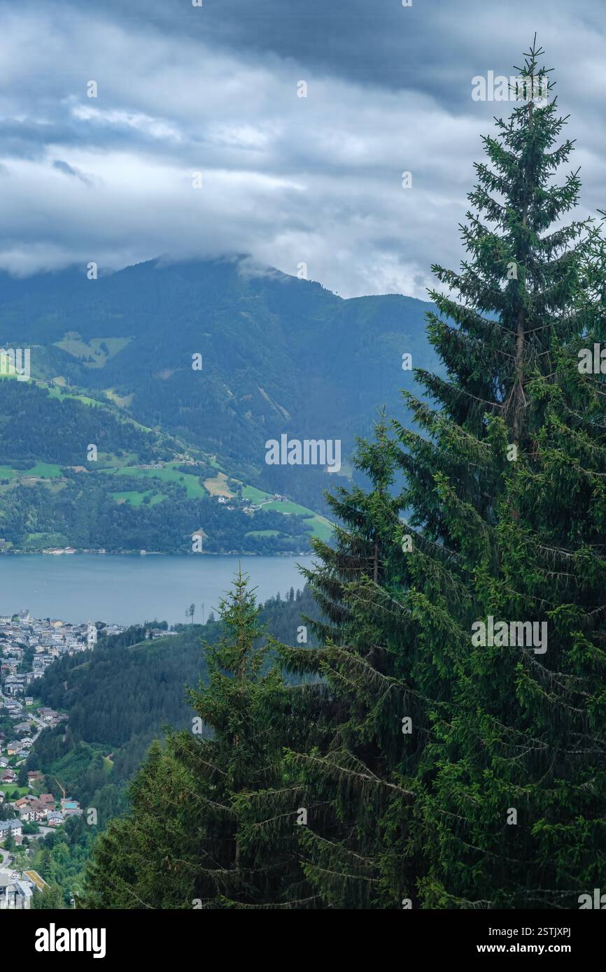 Vue surélevée sur le lac Zell lac d'eau douce à Zell am See, Alpes autrichiennes. Banque D'Images