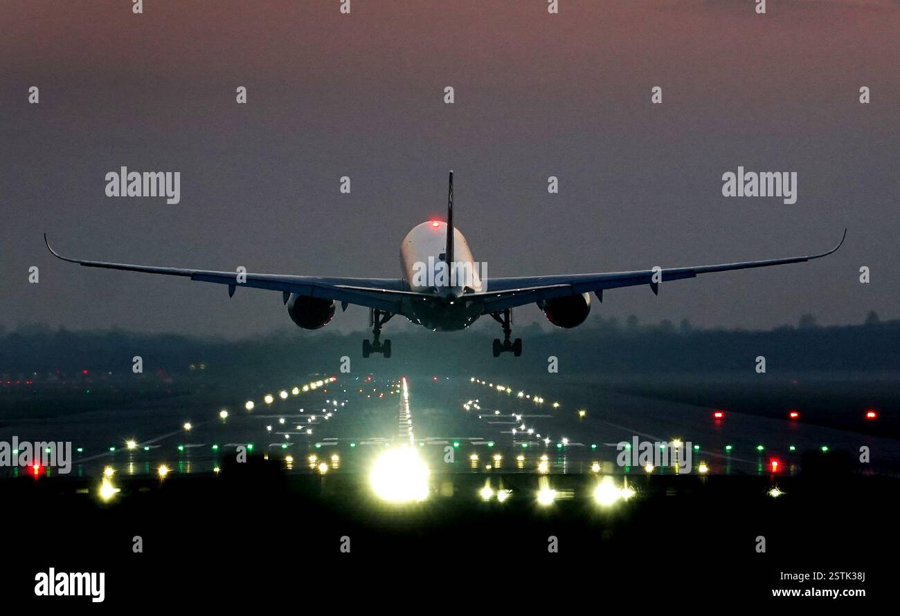 Un Boeing 777 de British Airways atterrit avant le lever du soleil à l'aéroport de Londres Gatwick à Crawley, West Sussex. Gatwick veut mettre sa deuxième piste d'urgence en service de routine pour les décollages par de plus petits avions, augmentant ainsi la capacité de vol annuelle de l'aéroport de 100 000. Les opposants à l'expansion ont accusé l'aéroport d'essayer d'ouvrir "une nouvelle piste à bas prix". Date de la photo : lundi 17 février 2025. Banque D'Images