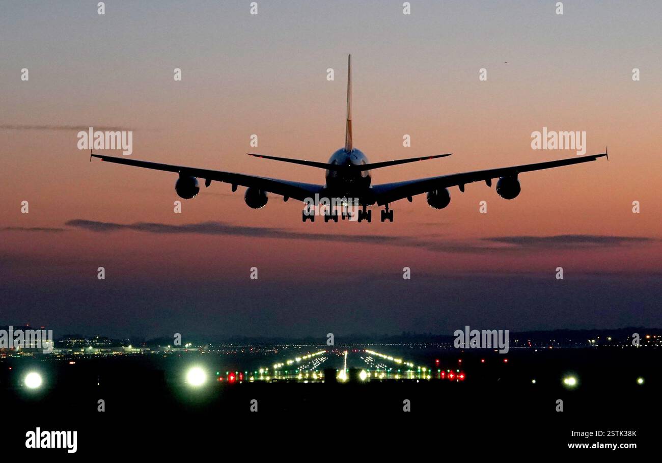 Un Airbus A380 d'Emirates atterrit au lever du soleil à l'aéroport de Londres Gatwick à Crawley, West Sussex. Gatwick veut mettre sa deuxième piste d'urgence en service de routine pour les décollages par de plus petits avions, augmentant ainsi la capacité de vol annuelle de l'aéroport de 100 000. Les opposants à l'expansion ont accusé l'aéroport d'essayer d'ouvrir "une nouvelle piste à bas prix". Date de la photo : lundi 17 février 2025. Banque D'Images