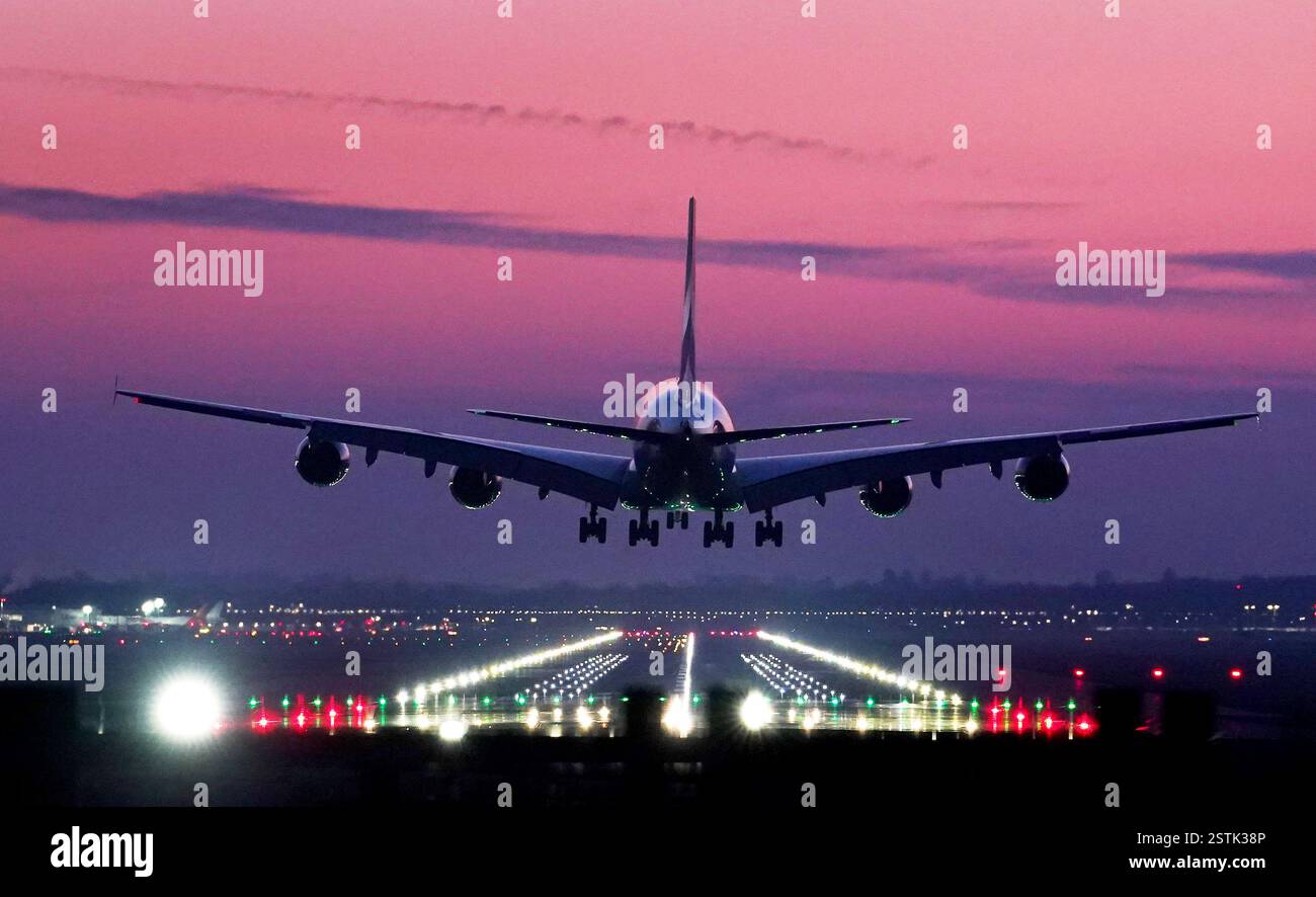 Un Airbus A380 d'Emirates atterrit au lever du soleil à l'aéroport de Londres Gatwick à Crawley, West Sussex. Gatwick veut mettre sa deuxième piste d'urgence en service de routine pour les décollages par de plus petits avions, augmentant ainsi la capacité de vol annuelle de l'aéroport de 100 000. Les opposants à l'expansion ont accusé l'aéroport d'essayer d'ouvrir "une nouvelle piste à bas prix". Date de la photo : lundi 17 février 2025. Banque D'Images