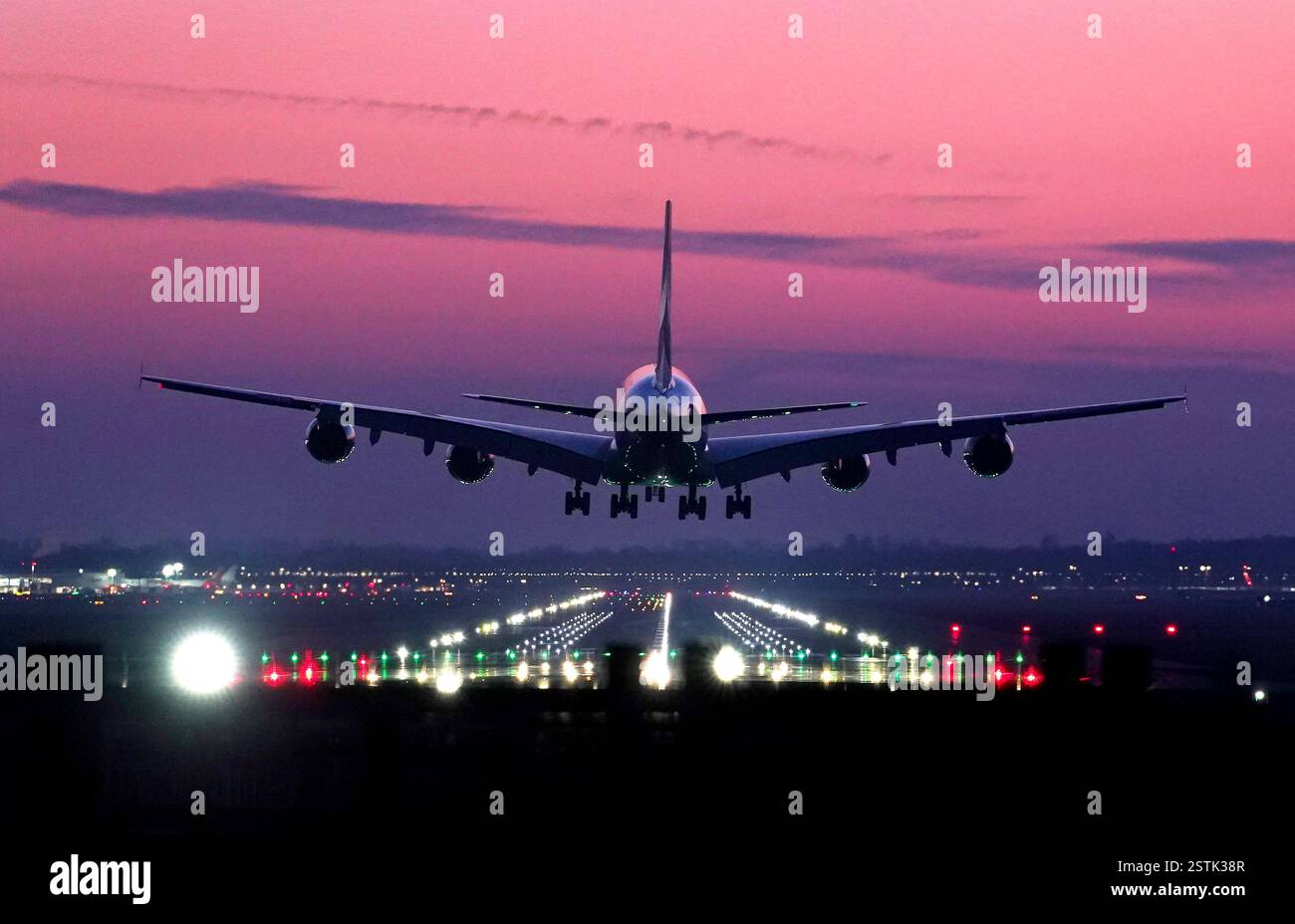 Un Airbus A380 d'Emirates atterrit au lever du soleil à l'aéroport de Londres Gatwick à Crawley, West Sussex. Gatwick veut mettre sa deuxième piste d'urgence en service de routine pour les décollages par de plus petits avions, augmentant ainsi la capacité de vol annuelle de l'aéroport de 100 000. Les opposants à l'expansion ont accusé l'aéroport d'essayer d'ouvrir "une nouvelle piste à bas prix". Date de la photo : lundi 17 février 2025. Banque D'Images
