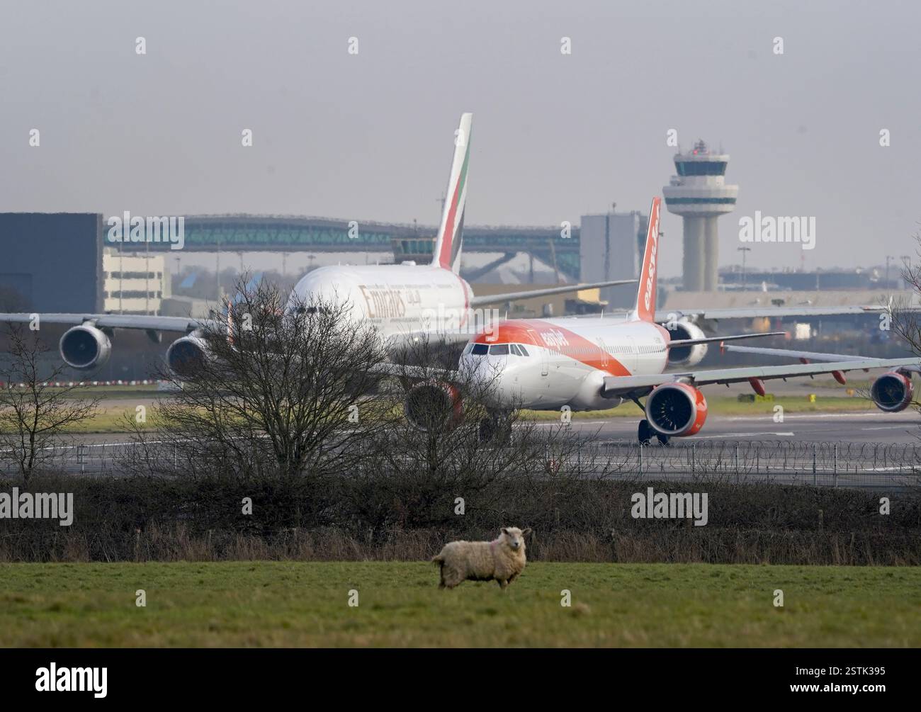Les avions font la queue pour décoller à l'aéroport de Londres Gatwick à Crawley, West Sussex. Gatwick veut mettre sa deuxième piste d'urgence en service de routine pour les décollages par de plus petits avions, augmentant ainsi la capacité de vol annuelle de l'aéroport de 100 000. Les opposants à l'expansion ont accusé l'aéroport d'essayer d'ouvrir "une nouvelle piste à bas prix". Date de la photo : vendredi 14 février 2025. Banque D'Images
