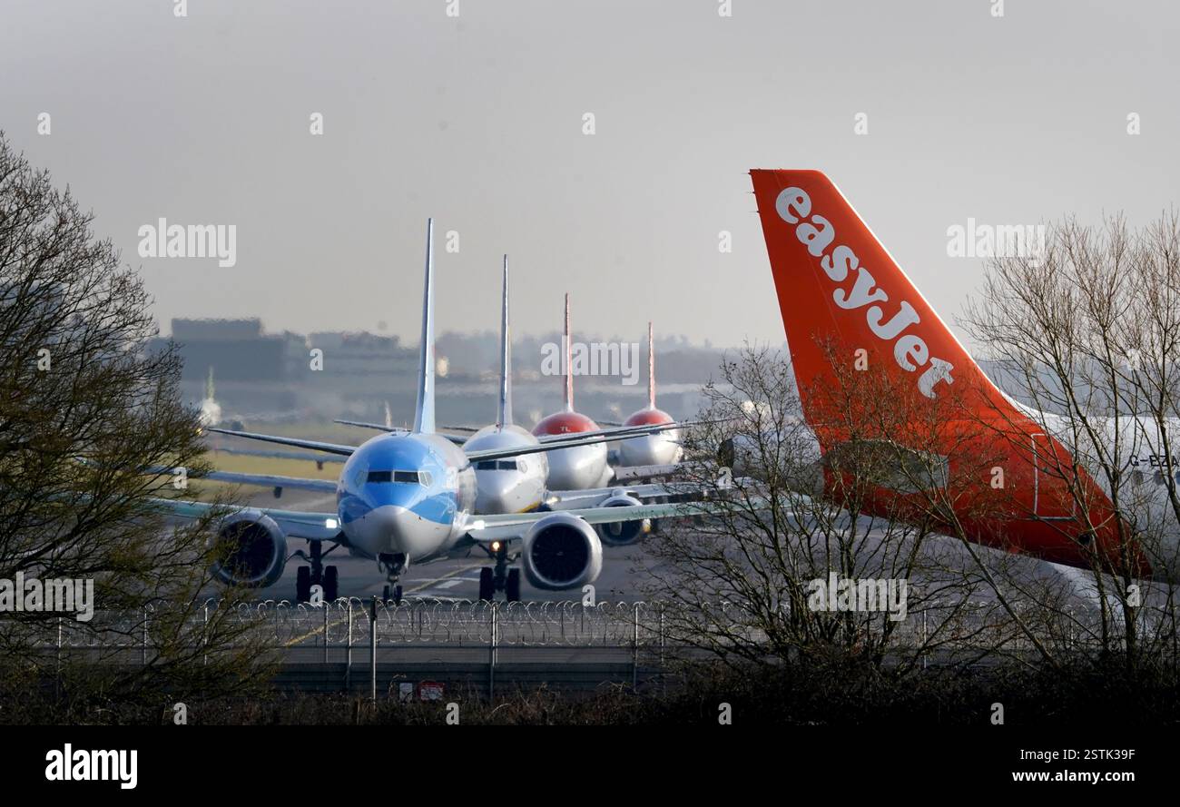 Les avions font la queue pour décoller à l'aéroport de Londres Gatwick à Crawley, West Sussex. Gatwick veut mettre sa deuxième piste d'urgence en service de routine pour les décollages par de plus petits avions, augmentant ainsi la capacité de vol annuelle de l'aéroport de 100 000. Les opposants à l'expansion ont accusé l'aéroport d'essayer d'ouvrir "une nouvelle piste à bas prix". Date de la photo : vendredi 14 février 2025. Banque D'Images