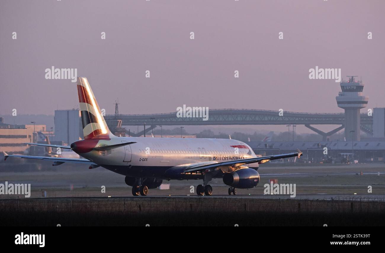 Un avion de British Airways taxe avant de décoller à l'aéroport de Londres Gatwick à Crawley, West Sussex. Gatwick veut mettre sa deuxième piste d'urgence en service de routine pour les décollages par de plus petits avions, augmentant ainsi la capacité de vol annuelle de l'aéroport de 100 000. Les opposants à l'expansion ont accusé l'aéroport d'essayer d'ouvrir "une nouvelle piste à bas prix". Date de la photo : lundi 17 février 2025. Banque D'Images