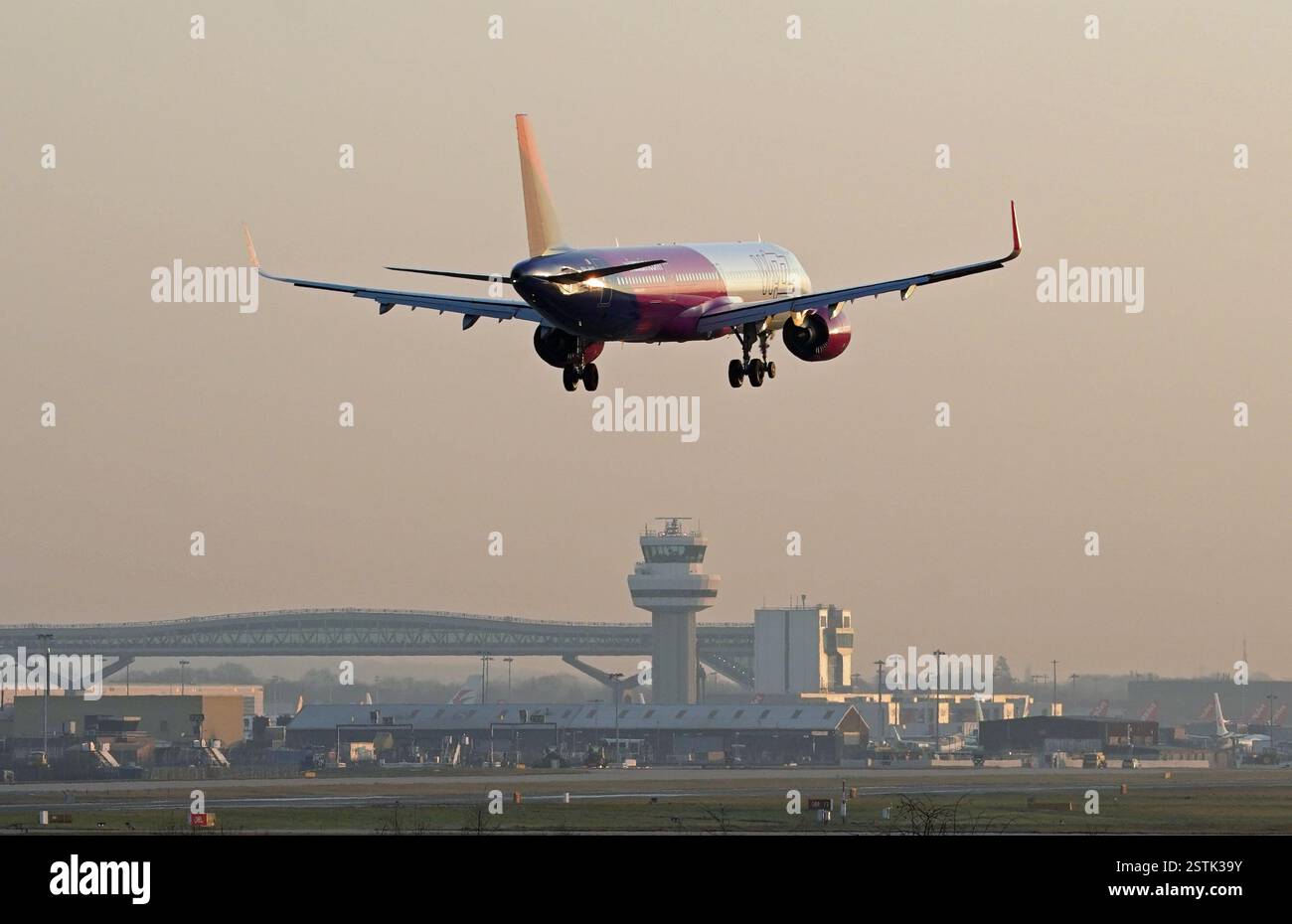 Un avion Whizz Air atterrit à l'aéroport de Londres Gatwick à Crawley, West Sussex. Gatwick veut mettre sa deuxième piste d'urgence en service de routine pour les décollages par de plus petits avions, augmentant ainsi la capacité de vol annuelle de l'aéroport de 100 000. Les opposants à l'expansion ont accusé l'aéroport d'essayer d'ouvrir "une nouvelle piste à bas prix". Date de la photo : lundi 17 février 2025. Banque D'Images