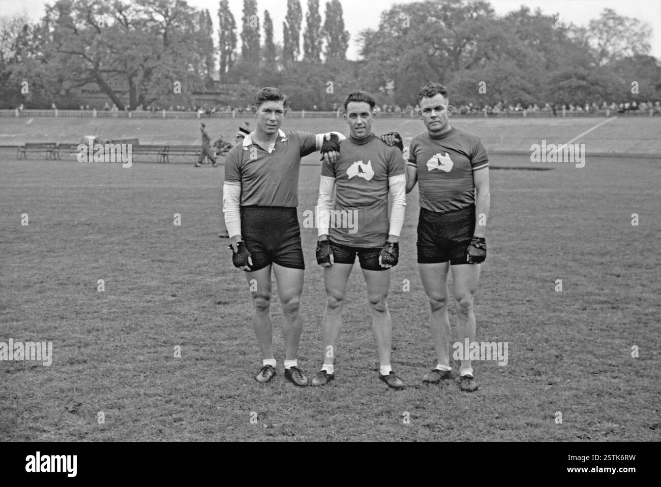 Trois cyclistes australiens gagnants lors d'un gala cycliste international à Herne Hill, au sud de Londres, Angleterre, Royaume-Uni le 9 mai 1937. Il s’agit (de gauche à droite) de Joe Buckley, Eddie Smith et Harold Smith, qui font partie d’une équipe qui a battu l’Angleterre par 9 points. Les trois gagnent une poursuite par équipe de deux miles et Buckley une course de poursuite de deux minutes. Les Smith Bothers portent des chemises de cyclisme portant un ancien « logo », qui comprend à la fois une carte de l’Australie et un kangourou. Le motif « roo » est maintenant courant en Australie, mais dans les années 30, il était rare de le voir – une photographie vintage des années 1930. Banque D'Images