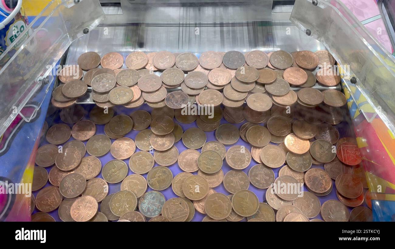 Brighton East Sussex Angleterre Royaume-Uni 15 février 2025 Seaside arcade machine à sous shover aka penny tombe avec deux pièces de pence tuppence. pièces de monnaie, argent, jeux d'argent, argent comptant, pousseur, pousser, équilibrer, cuivres, Banque D'Images