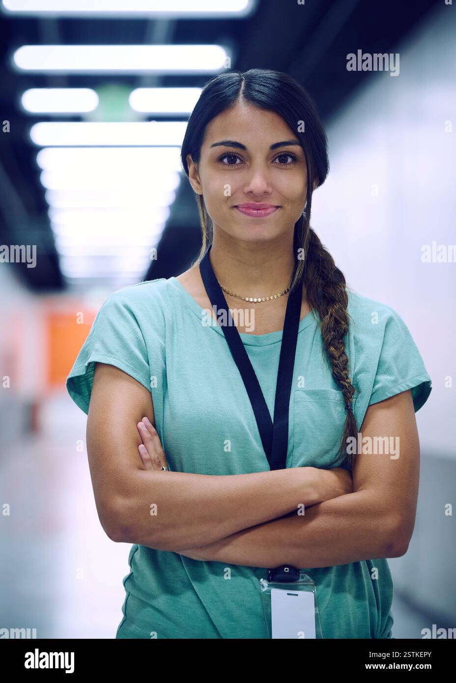 Portrait d'une femme technicienne souriante dans la salle des serveurs Banque D'Images