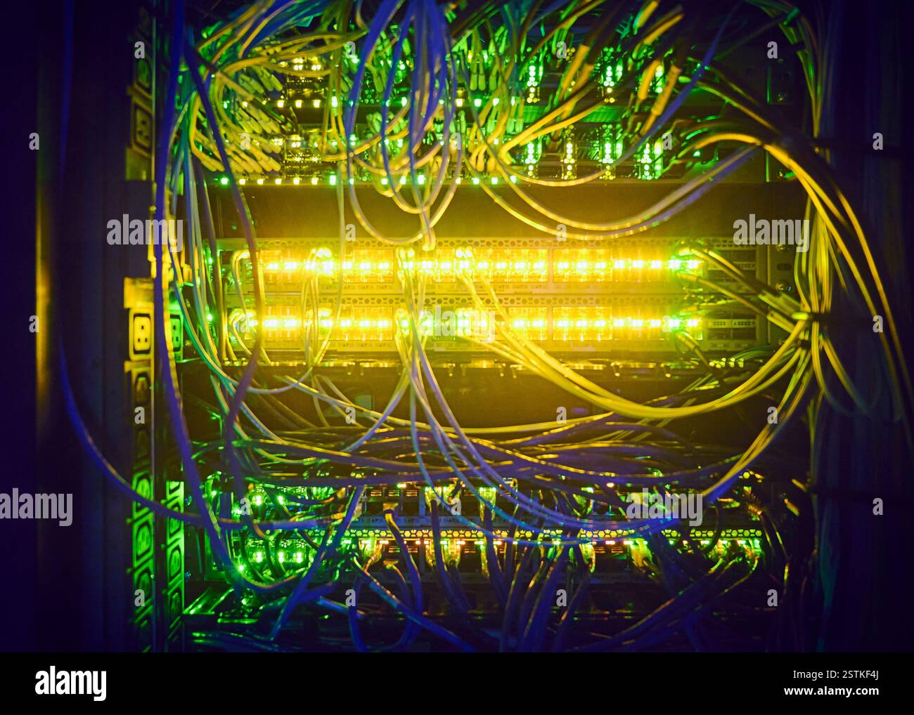 Gros plan des disques durs et des câbles dans le centre de données Banque D'Images