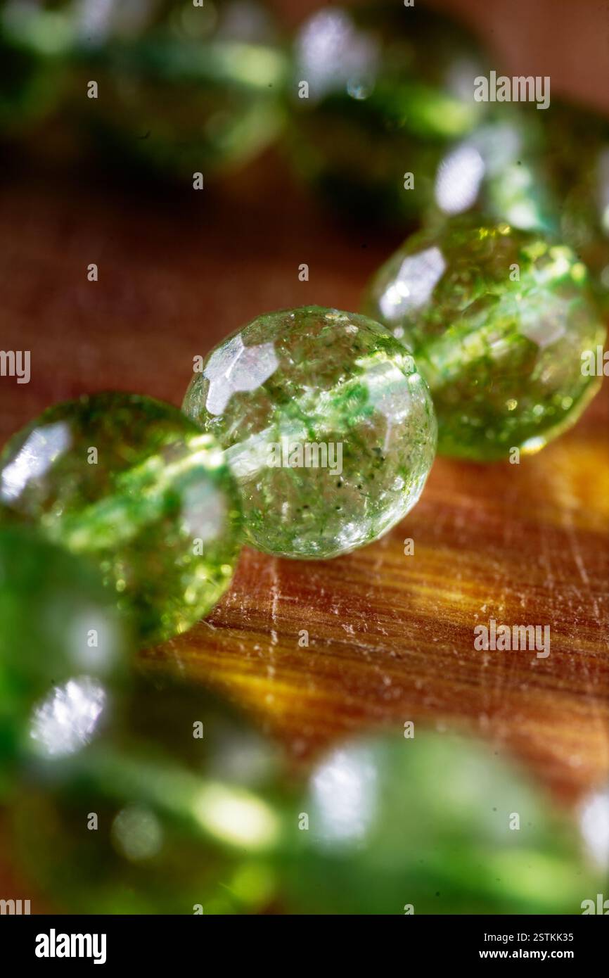 Natural vert jade néphrite perles pierres minérales. Couleur d'herbe verte pierre ronde perles. Banque D'Images