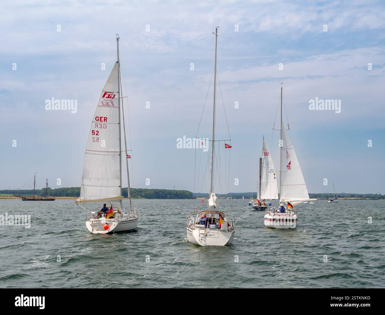 Personnes dans des voiliers naviguant sur le fjord de Schlei de la mer Baltique à Kappeln, Schleswig-Holstein, Allemagne Banque D'Images