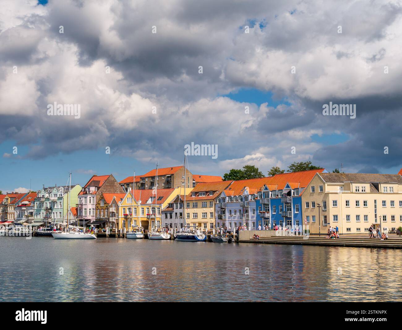 Quai avec maisons colorées, voiliers et promenade, paysage urbain du port de Sønderborg, île ALS, sud du Danemark Banque D'Images