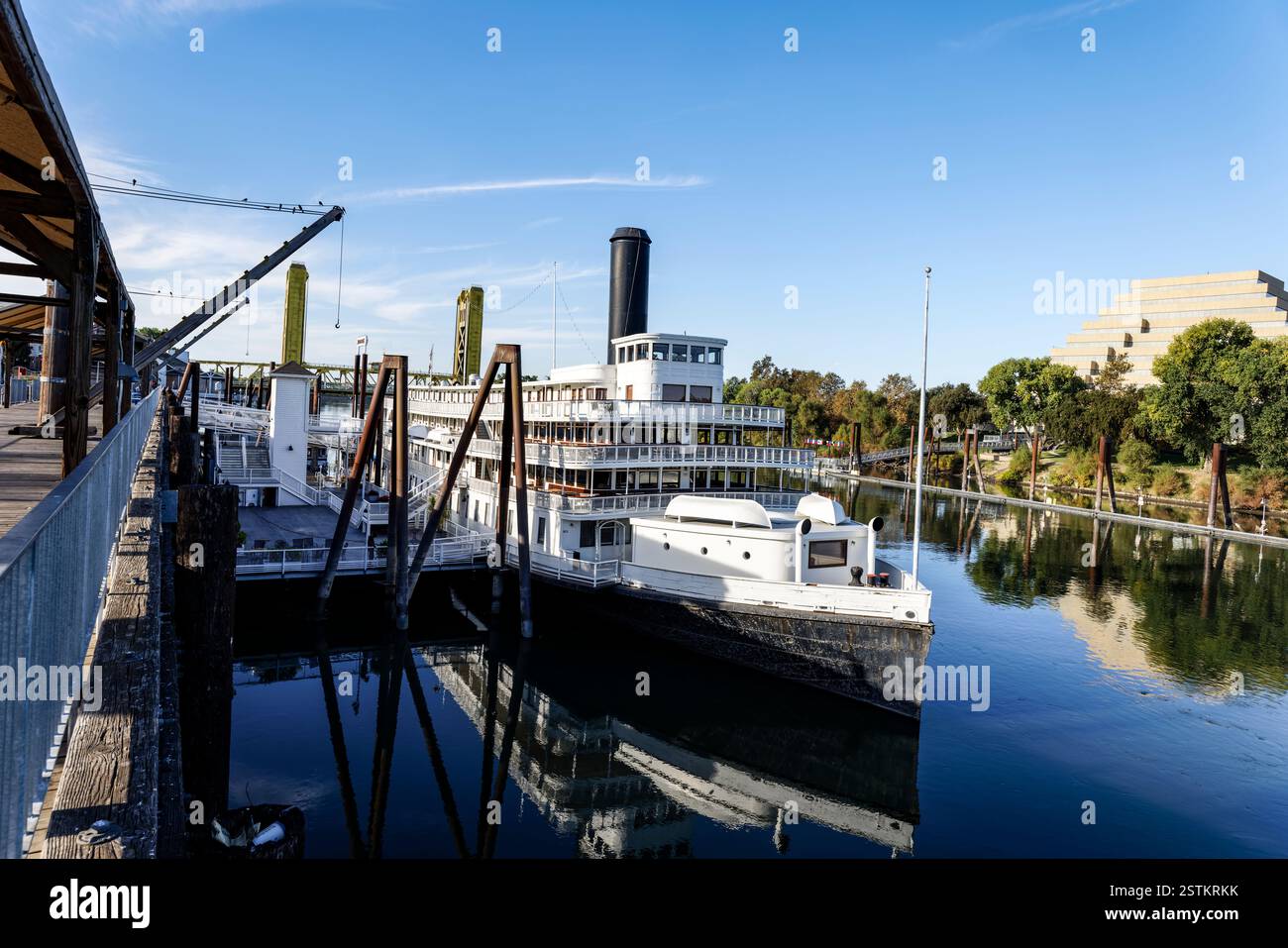Delta King, un restaurant d'hôtel-bateau à vapeur sur la rivière Sacramento dans le parc historique d'État Old Sacramento, Sacramento, Californie. Banque D'Images