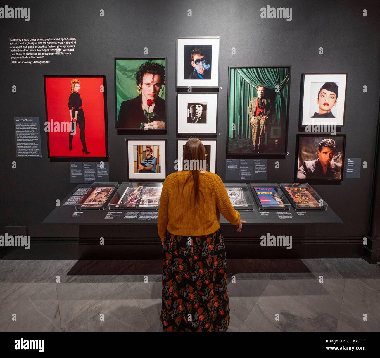 La National Portrait Gallery, Londres, Royaume-Uni. 19 février 2025. (Usage de la presse éditoriale uniquement à des fins de critique ou de critique - PAS DE LIVRES) The face Magazine : culture Shift. Une nouvelle exposition célébrant des images de mode emblématiques et des portraits de The face, un magazine de culture et de style pour les jeunes qui a façonné le paysage créatif et culturel en Grande-Bretagne et au-delà, et rassemblant 200 photographies de plus de 80 photographes des années 80, 90 et 2000 Crédit : Malcolm Park/Alamy Live News Banque D'Images