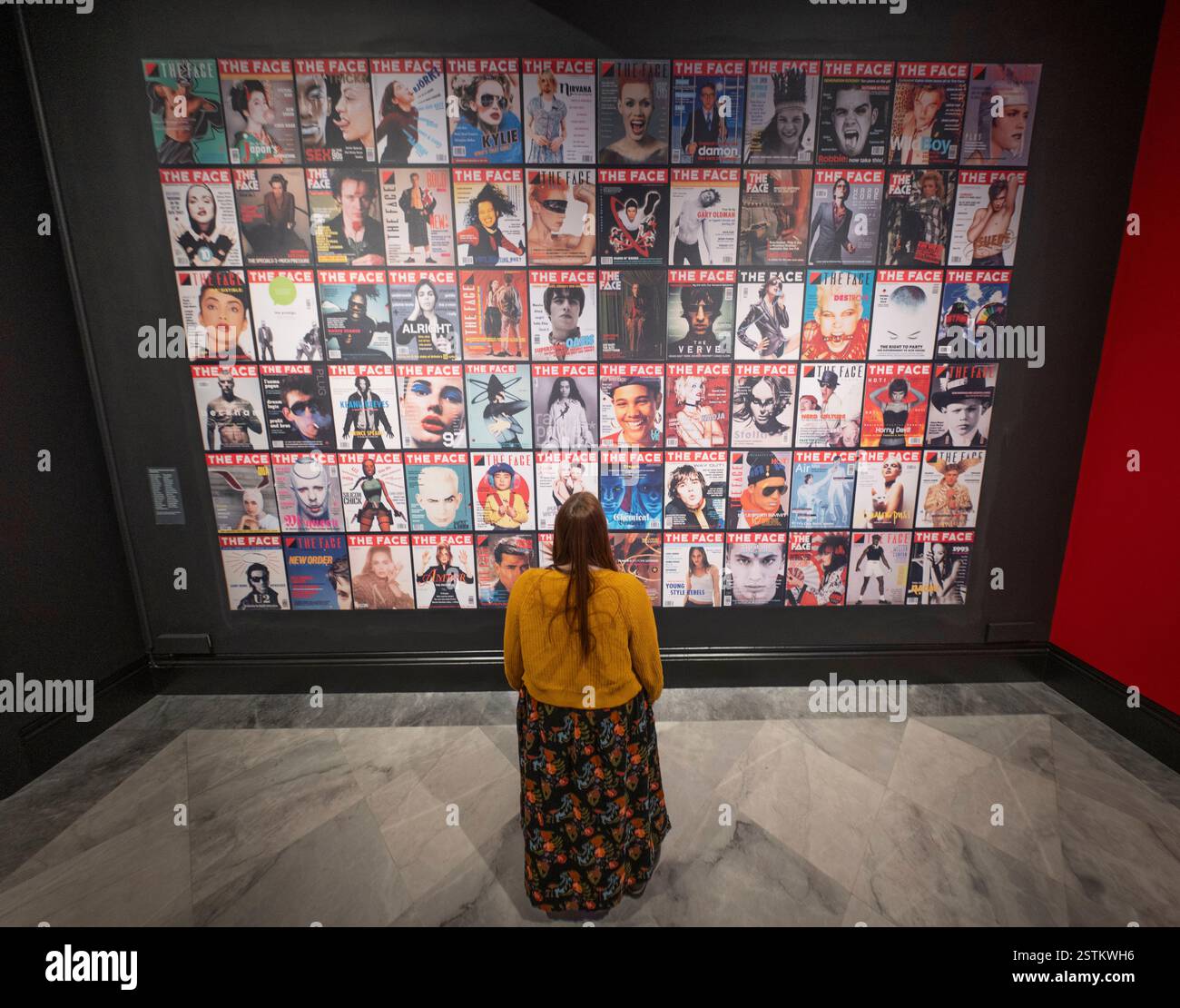 La National Portrait Gallery, Londres, Royaume-Uni. 19 février 2025. (Usage de la presse éditoriale uniquement à des fins de critique ou de critique - PAS DE LIVRES) The face Magazine : culture Shift. Une nouvelle exposition célébrant des images de mode emblématiques et des portraits de The face, un magazine de culture et de style pour les jeunes qui a façonné le paysage créatif et culturel en Grande-Bretagne et au-delà, et rassemblant 200 photographies de plus de 80 photographes des années 80, 90 et 2000 Crédit : Malcolm Park/Alamy Live News Banque D'Images