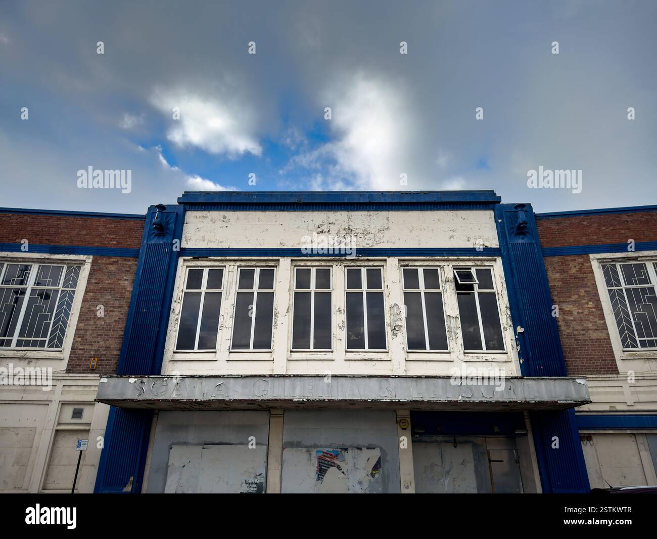 Extérieur Art Déco de l'ancien cinéma Regal à Rotherham, maintenant fermé et dans un état de délabrement avec des fenêtres en bois Banque D'Images Extérieur Art Déco de l'ancien cinéma Regal à Rotherham, maintenant fermé et dans un état de délabrement avec des fenêtres en bois Banque D'Images