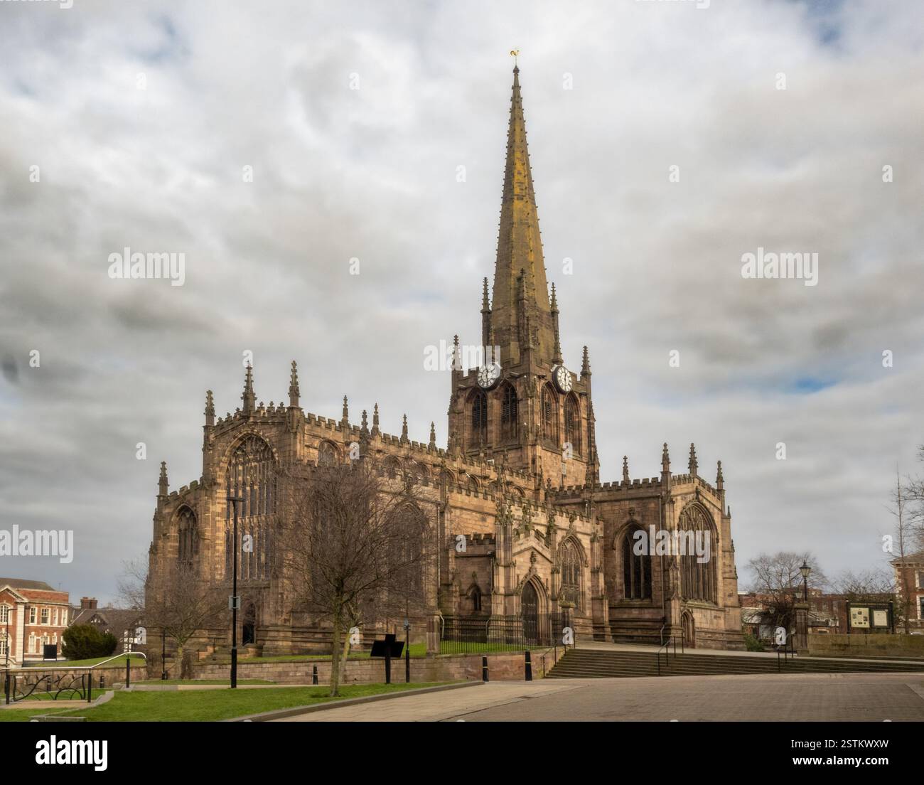 Façades sud et ouest de Rotherham Minster, vues de Church Street contre un ciel hivernal nuageux. ROYAUME-UNI. Banque D'Images