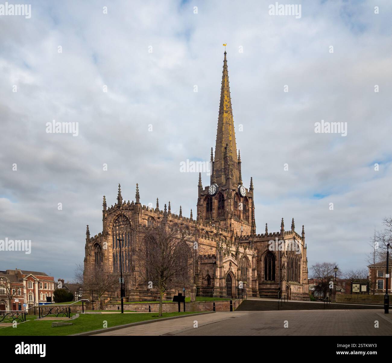 Façades sud et ouest de Rotherham Minster, vues de Church Street contre un ciel hivernal nuageux. ROYAUME-UNI. Banque D'Images