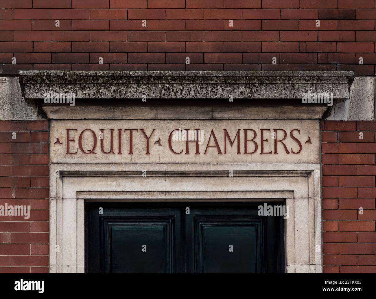 Linteau de cadre de porte en pierre avec les mots Equity Chambers au-dessus de la porte. Rotherham. ROYAUME-UNI Banque D'Images