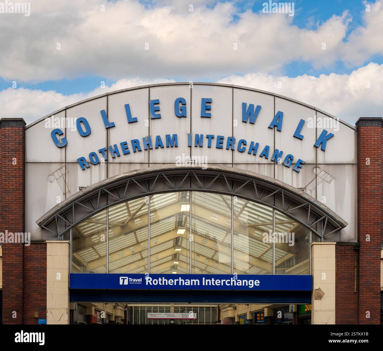 College Walk entrée à Rotherham Interchange, situé sur Frederick Street, donnant accès au principal centre de transport de la ville Banque D'Images