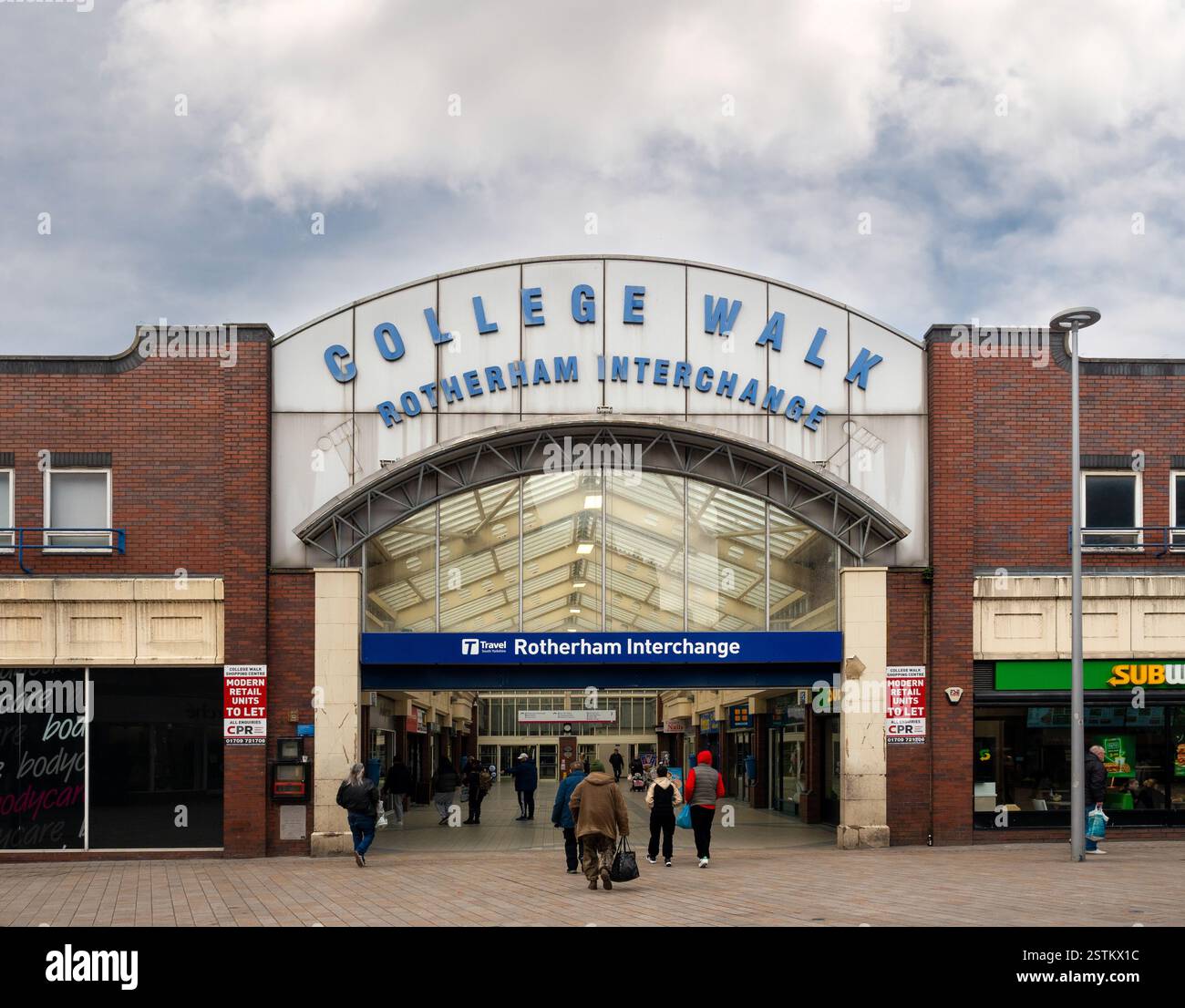 College Walk entrée à Rotherham Interchange, situé sur Frederick Street, donnant accès au principal centre de transport de la ville Banque D'Images