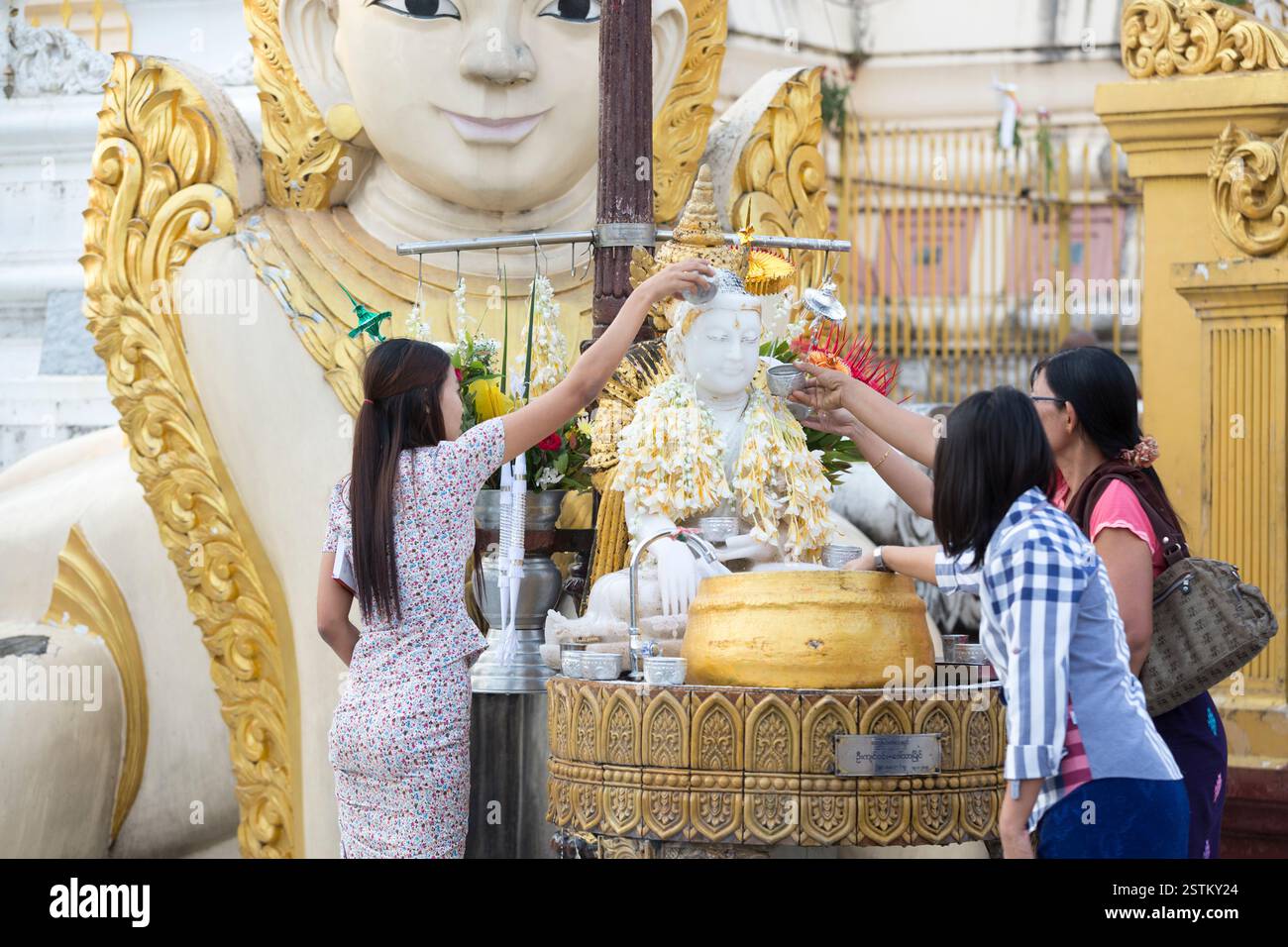 Myanmar, Yangon, les pèlerins versent de l'eau sur le Bouddha dans leur coin du jour de naissance, faisant une offrande au 'coin du samedi', Pagode Shwedagon. Banque D'Images