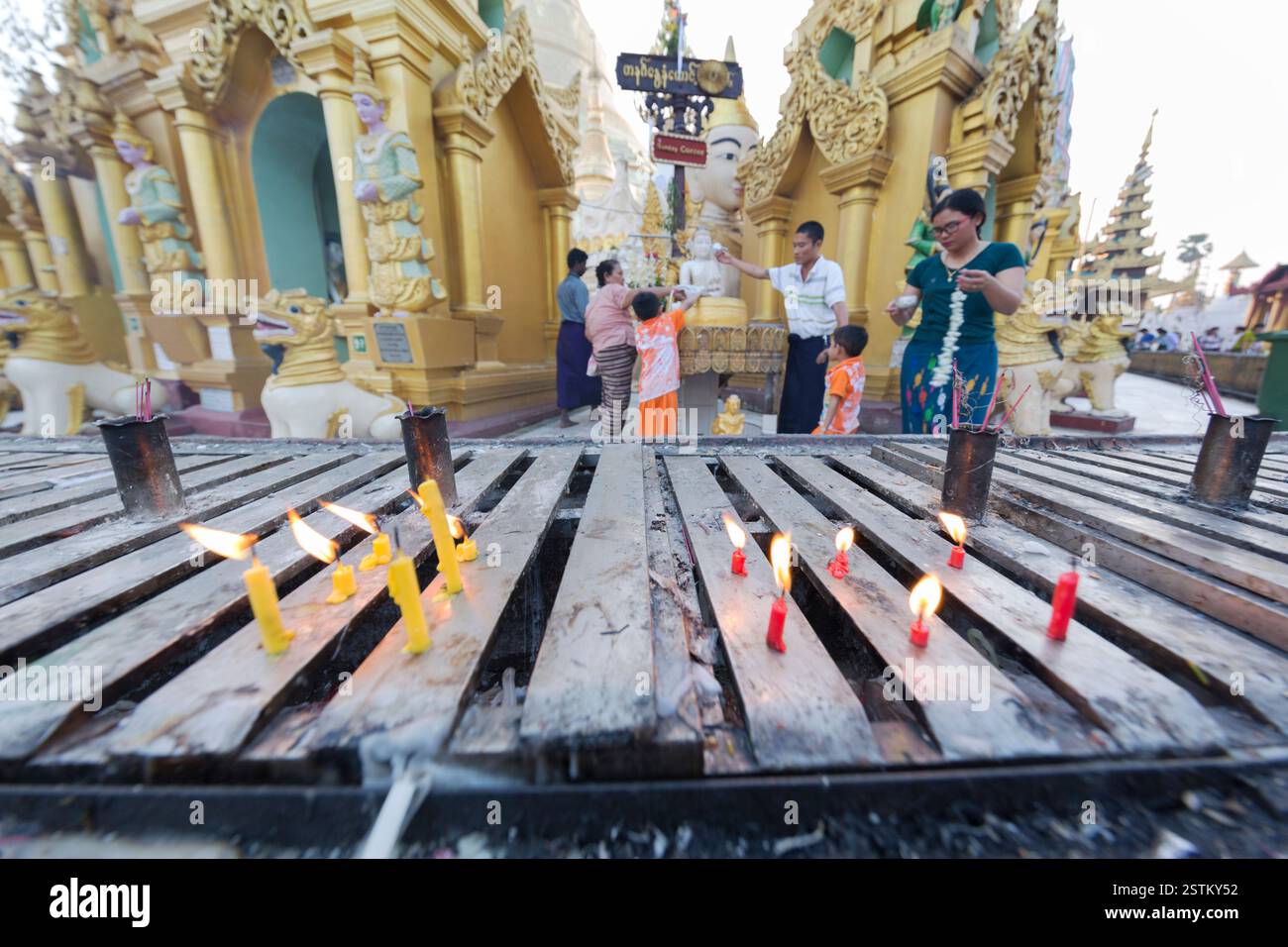 Myanmar, Yangon, les pèlerins versent de l'eau sur le Bouddha dans leur coin du jour de naissance, faisant une offrande au 'coin du dimanche', pagode Shwedagon. Banque D'Images