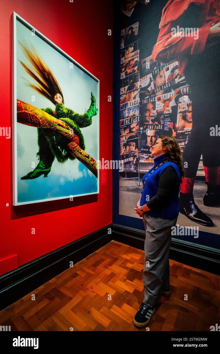 Londres, Royaume-Uni. 19 février 2025. Voici Paris de Stéphane Sednaoui et autres photos de couverture - The face Magazine : culture Shift à la National Portrait Gallery. Une nouvelle exposition qui célèbre des images de mode emblématiques et des portraits de The face, un magazine de culture et de style pour les jeunes qui ouvre la voie. Réunissant 200 photographies de plus de 80 photographes des années 80, 90, 00, l'exposition est l'occasion de voir pour la première fois beaucoup de ces images loin de la page du magazine. Crédit : Guy Bell/Alamy Live News Banque D'Images