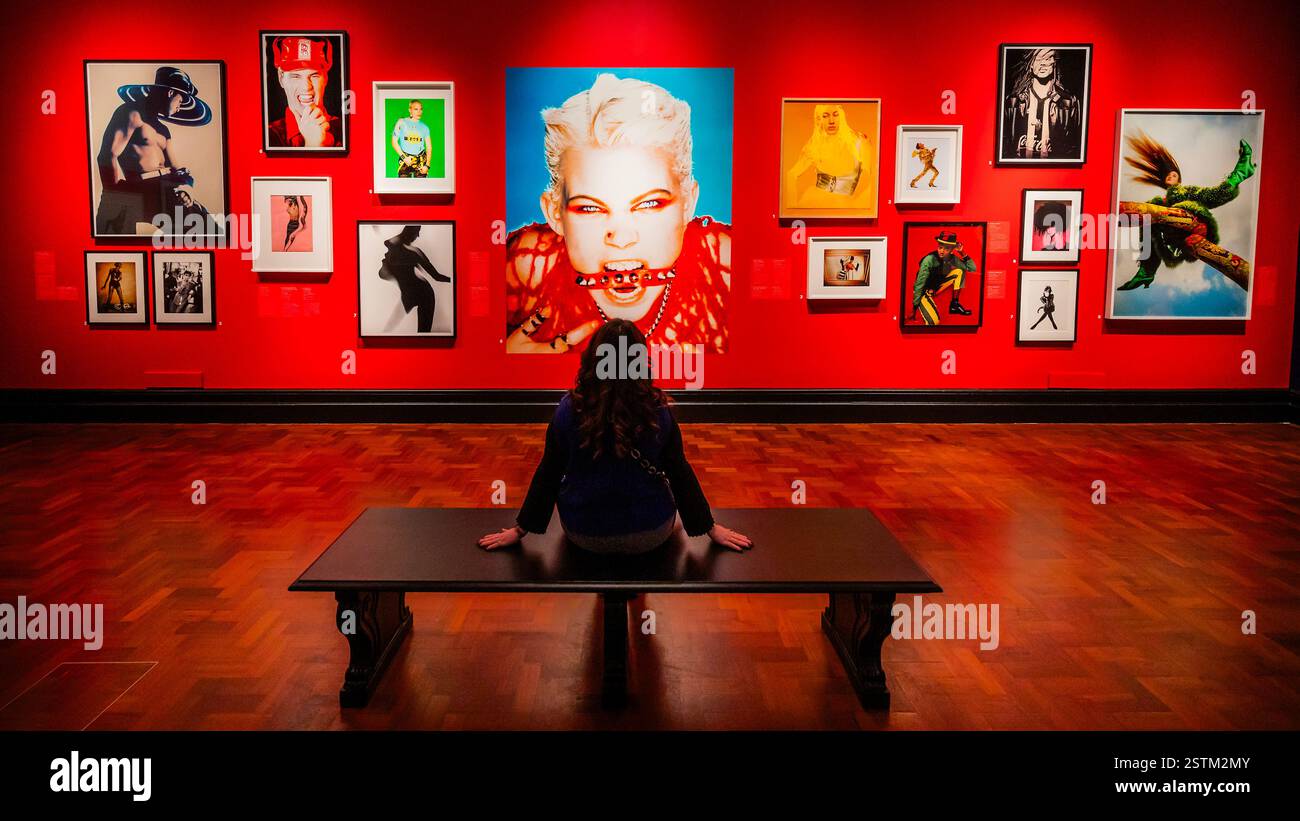 Londres, Royaume-Uni. 19 février 2025. Sarah Campbell par Nick Knight et autres photos de couverture - The face Magazine : culture Shift à la National Portrait Gallery. Une nouvelle exposition qui célèbre des images de mode emblématiques et des portraits de The face, un magazine de culture et de style pour les jeunes qui ouvre la voie. Réunissant 200 photographies de plus de 80 photographes des années 80, 90, 00, l'exposition est l'occasion de voir pour la première fois beaucoup de ces images loin de la page du magazine. Crédit : Guy Bell/Alamy Live News Banque D'Images