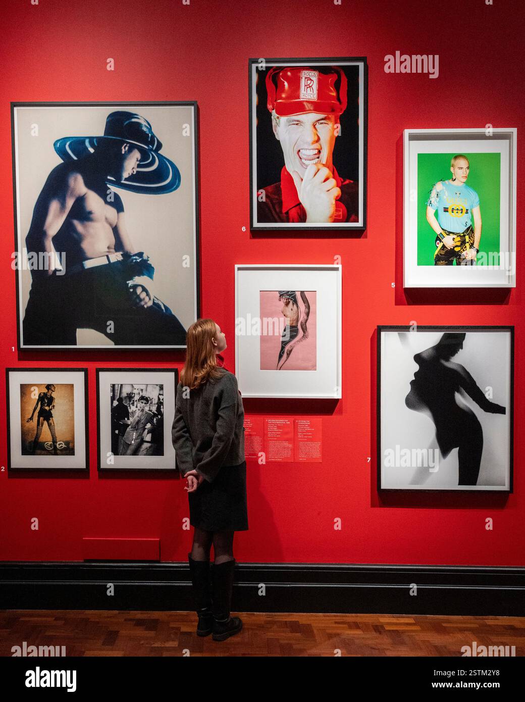 [Usage éditorial exclusif – critique ou critique uniquement] Londres, Royaume-Uni. 19 février 2025. Une vue générale lors d’un aperçu de « The face Magazine : culture Shift » à la National Portrait Gallery. L'exposition célèbre images from the visage, le magazine de culture et de style de la jeunesse qui a fonctionné de 1980 à 2004, et qui a façonné le paysage créatif et culturel en Grande-Bretagne et au-delà. Le spectacle se déroule du 20 février au 18 mai 2025. Credit : Stephen Chung / Alamy Live News Banque D'Images