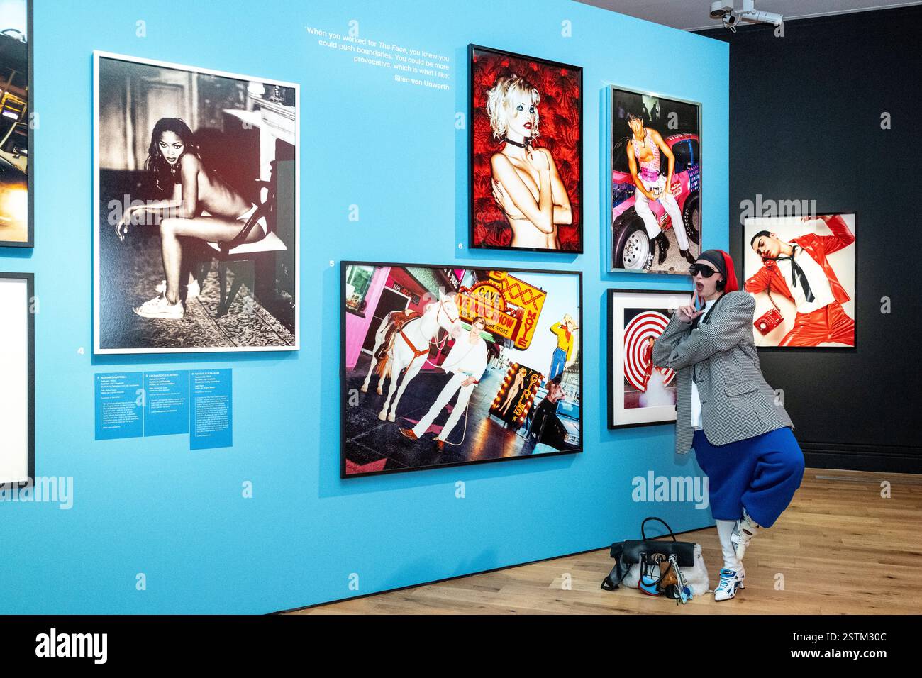 [Usage éditorial exclusif – critique ou critique uniquement] Londres, Royaume-Uni. 19 février 2025. Un visiteur habillé à la mode lors d'un aperçu de «The face Magazine : culture Shift» à la National Portrait Gallery. L'exposition célèbre images from the visage, le magazine de culture et de style de la jeunesse qui a fonctionné de 1980 à 2004, et qui a façonné le paysage créatif et culturel en Grande-Bretagne et au-delà. Le spectacle se déroule du 20 février au 18 mai 2025. Credit : Stephen Chung / Alamy Live News Banque D'Images