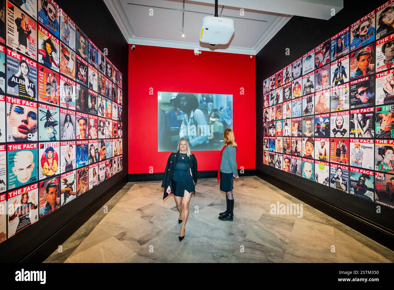 Londres, Royaume-Uni. 19 février 2025. Une galerie de couvertures du magazine - The face Magazine : culture Shift à la National Portrait Gallery. Une nouvelle exposition qui célèbre des images de mode emblématiques et des portraits de The face, un magazine de culture et de style pour les jeunes qui ouvre la voie. Réunissant 200 photographies de plus de 80 photographes des années 80, 90, 00, l'exposition est l'occasion de voir pour la première fois beaucoup de ces images loin de la page du magazine. Crédit : Guy Bell/Alamy Live News Banque D'Images
