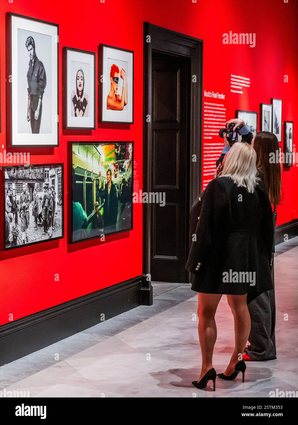 Londres, Royaume-Uni. 19 février 2025. Les visiteurs voient George Michael et d'autres couvertures - The face Magazine : culture Shift à la National Portrait Gallery. Une nouvelle exposition qui célèbre des images de mode emblématiques et des portraits de The face, un magazine de culture et de style pour les jeunes qui ouvre la voie. Réunissant 200 photographies de plus de 80 photographes des années 80, 90, 00, l'exposition est l'occasion de voir pour la première fois beaucoup de ces images loin de la page du magazine. Crédit : Guy Bell/Alamy Live News Banque D'Images