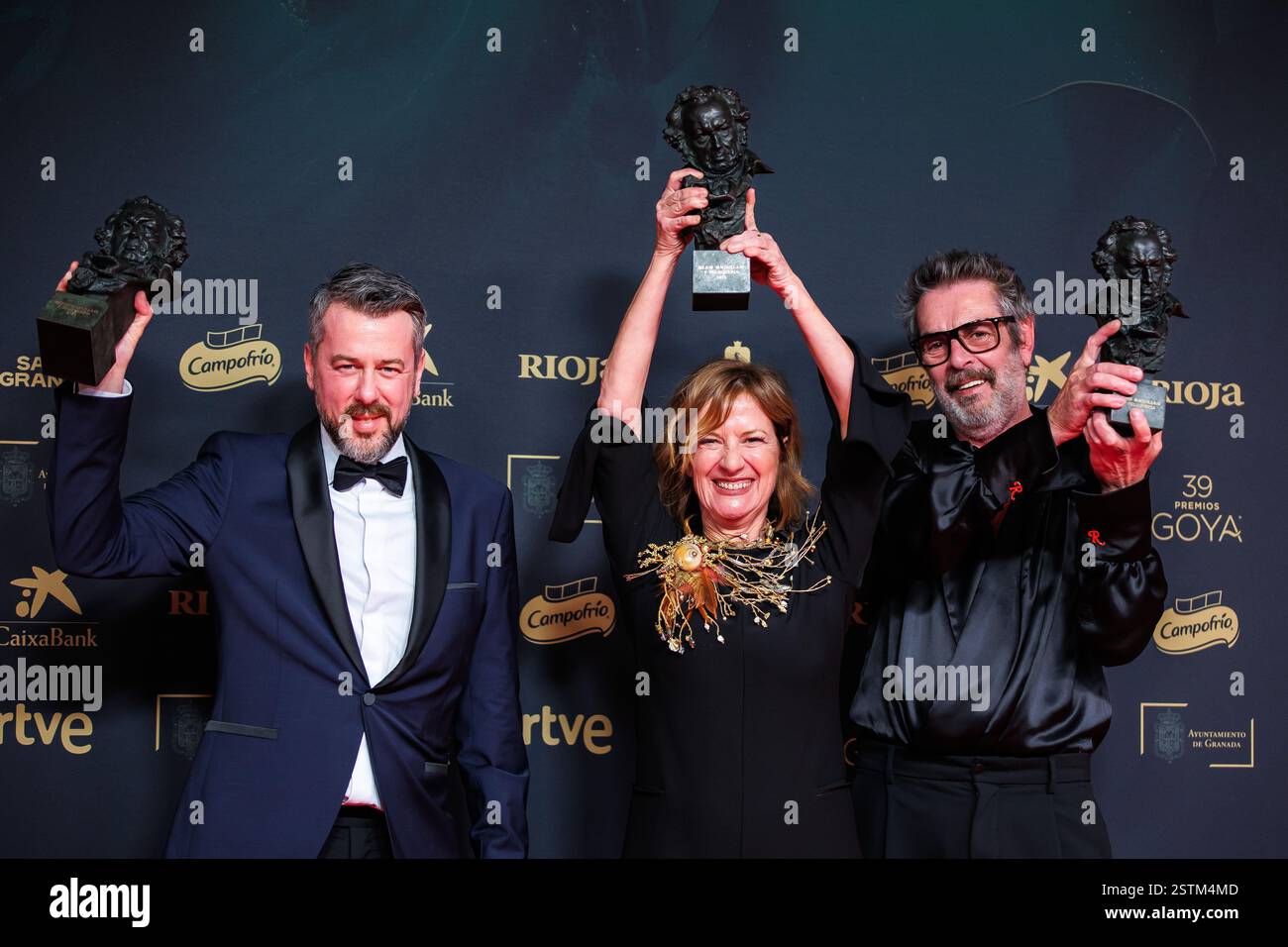 Grenade, Espagne. 8 février 2025. Karmele Soler, Sergio Pérez Berbel et Nacho Díaz détiennent le Goya Award du meilleur maquillage et coiffure pour le F. Banque D'Images