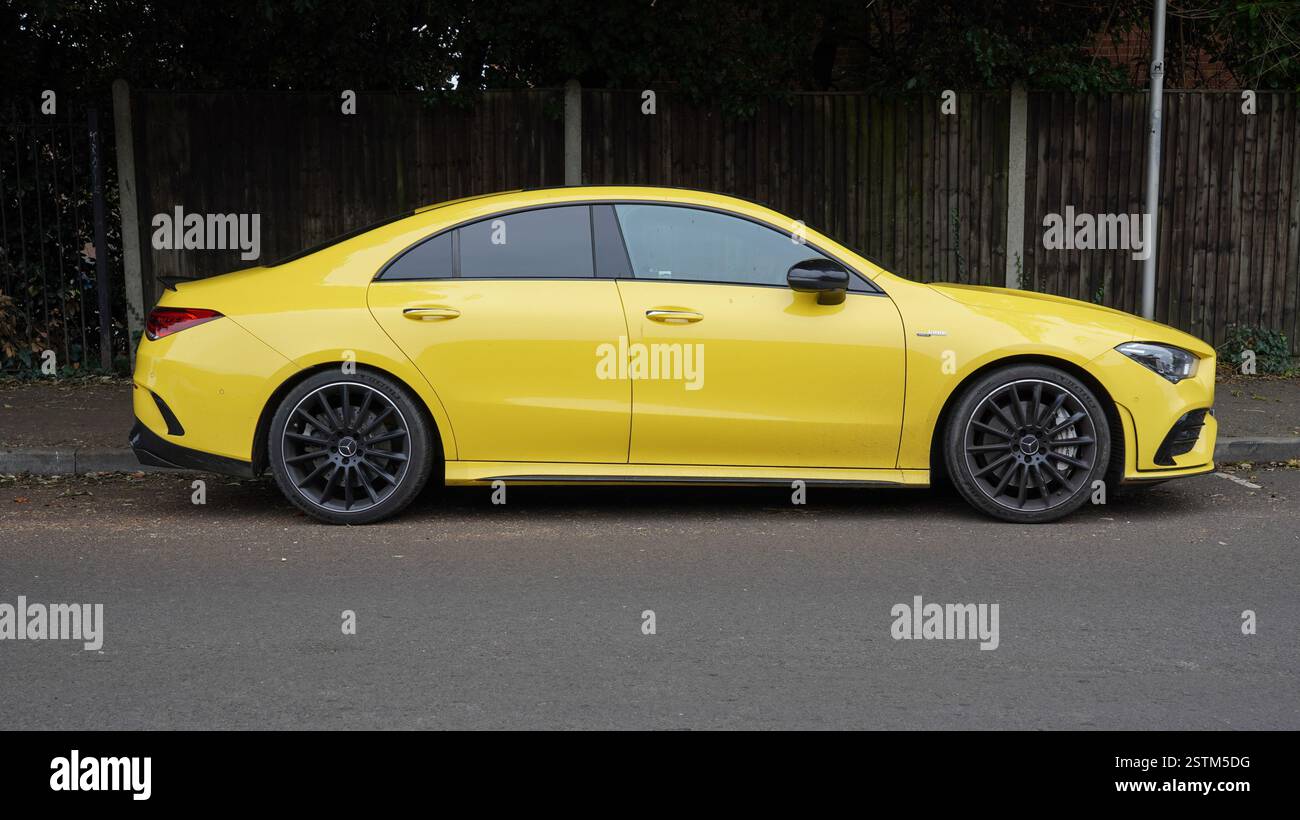 Southampton UK 4 novembre 2024 - Une voiture Mercedes jaune garée sur la route. voiture de route élégante et performante. Banque D'Images