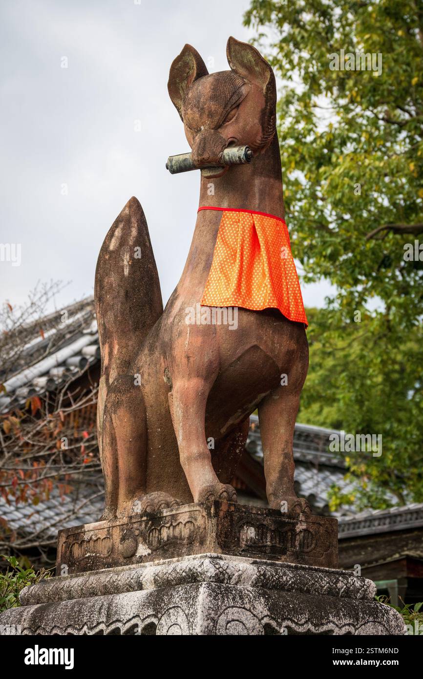 Statue du renard messager d'Inari au sanctuaire Fushimi Inari, Kyoto, Japon Banque D'Images