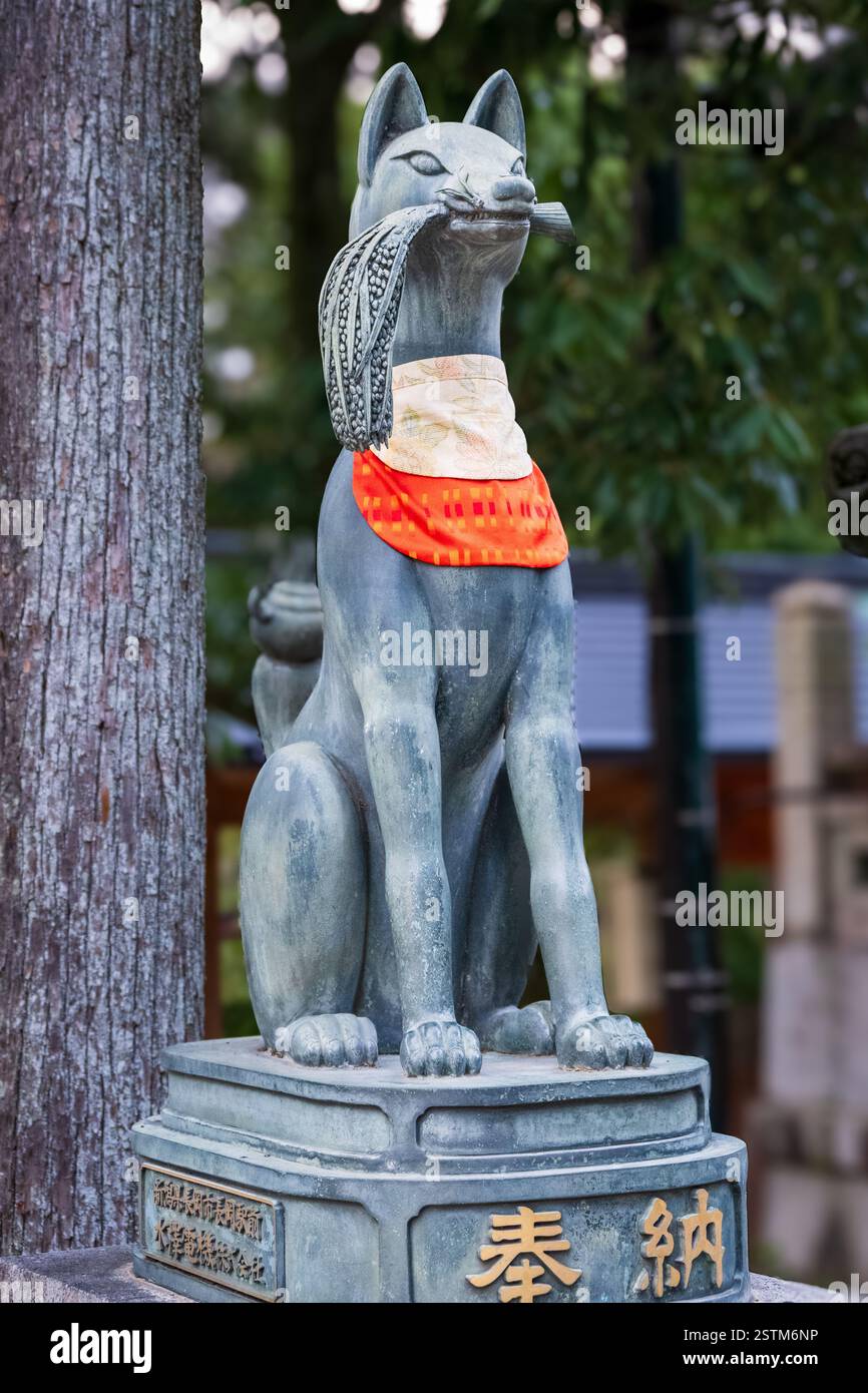 Statue du renard messager d'Inari au sanctuaire Fushimi Inari, Kyoto, Japon Banque D'Images