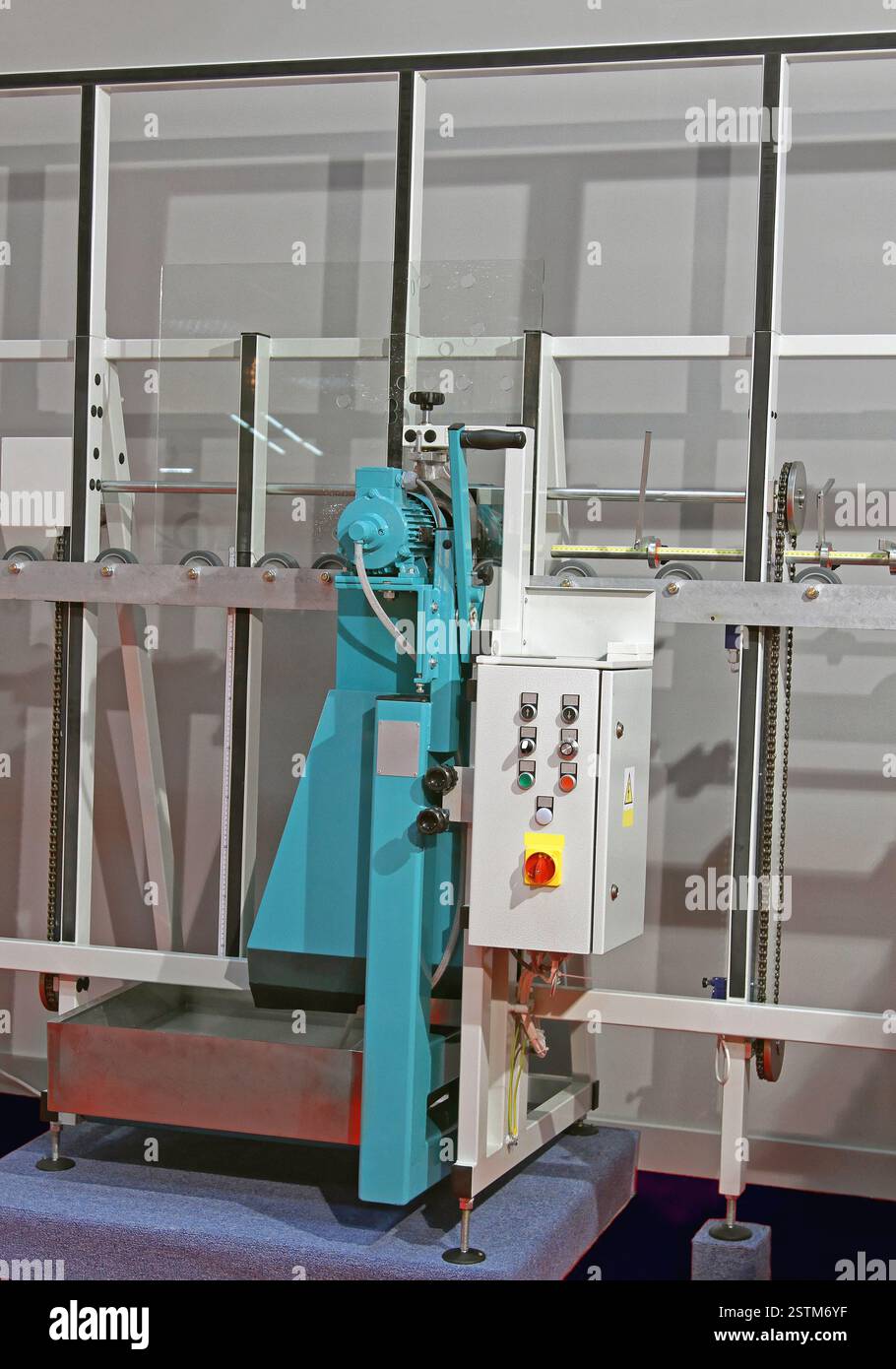 Machine de travail de verre verticale Banque D'Images