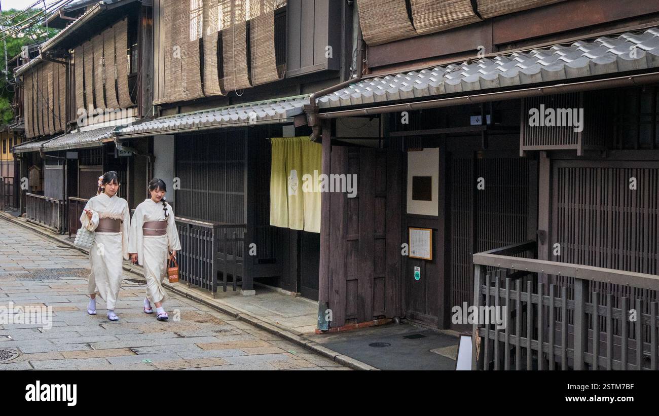 Deux filles avec des kimonos dans le district de Gion, Kyoto, Japon Banque D'Images