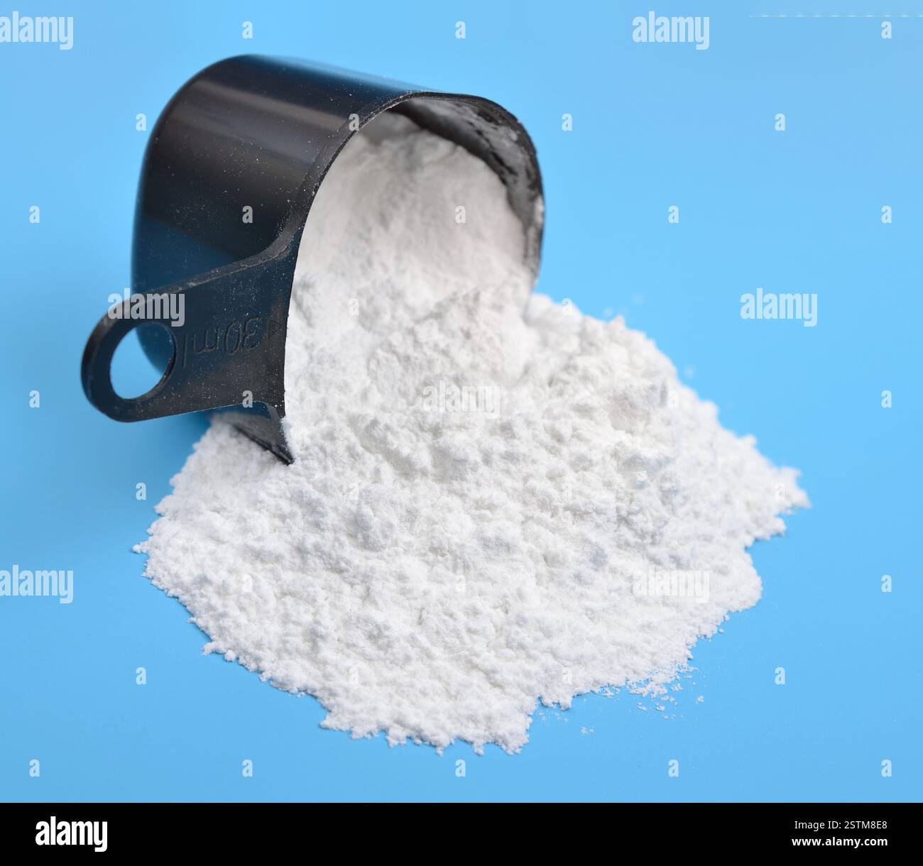 Le talc, ou talc, est un minéral argileux composé de silicate de magnésium hydraté, de formule chimique Mg3Si4O10(OH)2 Banque D'Images