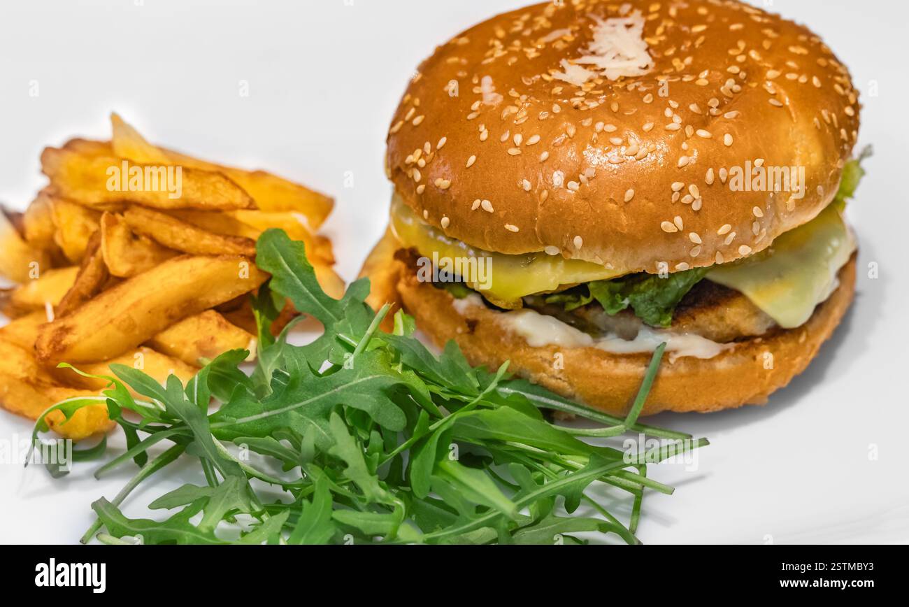 Délicieux hamburger et frites et assiette à salade. Cheeseburger et frites. American Burger. Restauration rapide. Banque D'Images