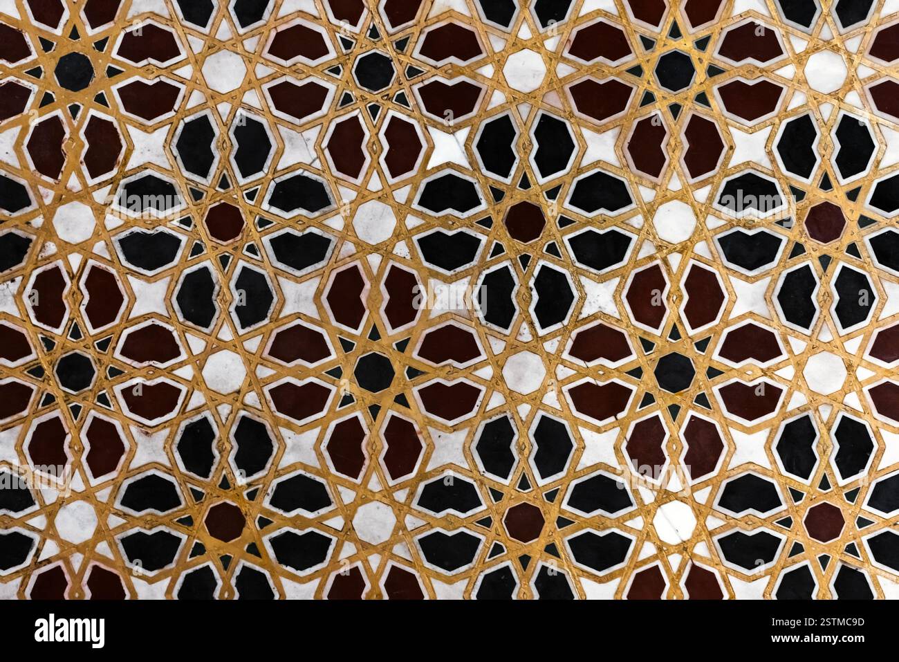 Le mur avant avec des motifs géométriques sur des carreaux de marbre affiche l'art complexe du design islamique, combinant symétrie et élégance dans une belle mosaïque Ar Banque D'Images