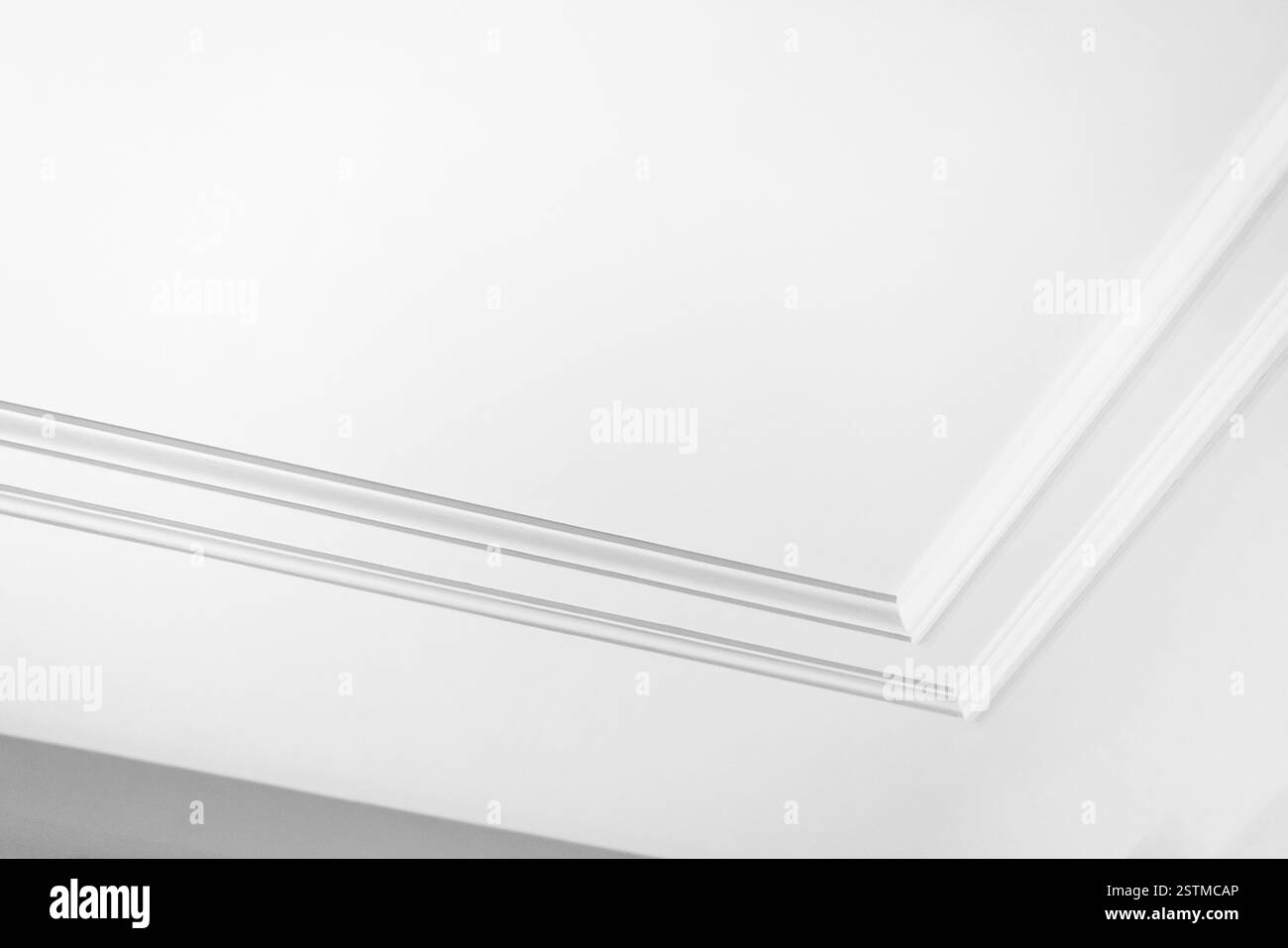 Élégant plafond blanc avec un design minimaliste avec moulage détaillé soulignant la simplicité et l'architecture moderne, idéal pour la décoration intérieure Banque D'Images