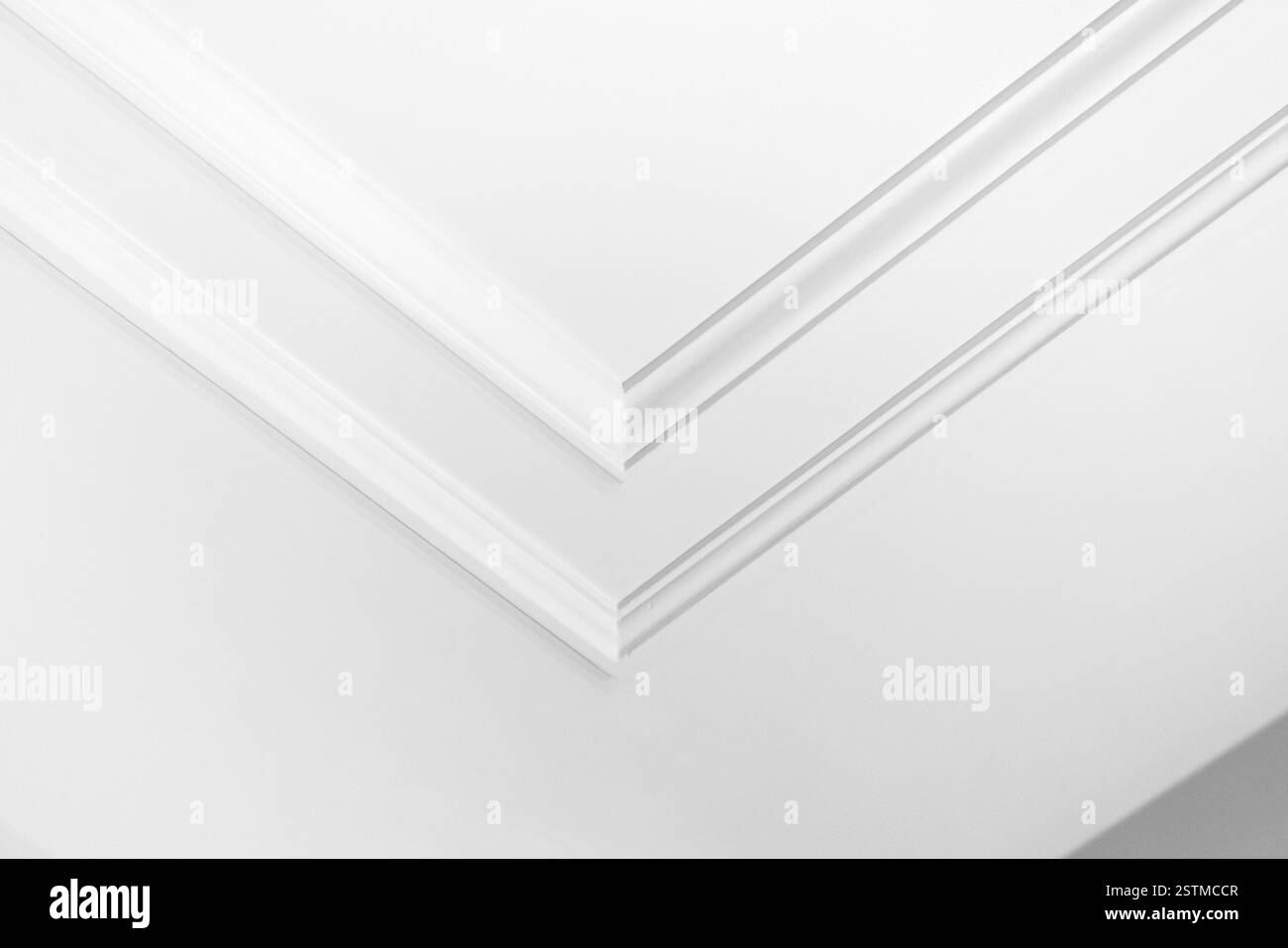 Un coin de plafond blanc vide avec un design minimaliste avec des moulures détaillées soulignant la simplicité et l'architecture moderne, idéal pour l'intérieur déc Banque D'Images
