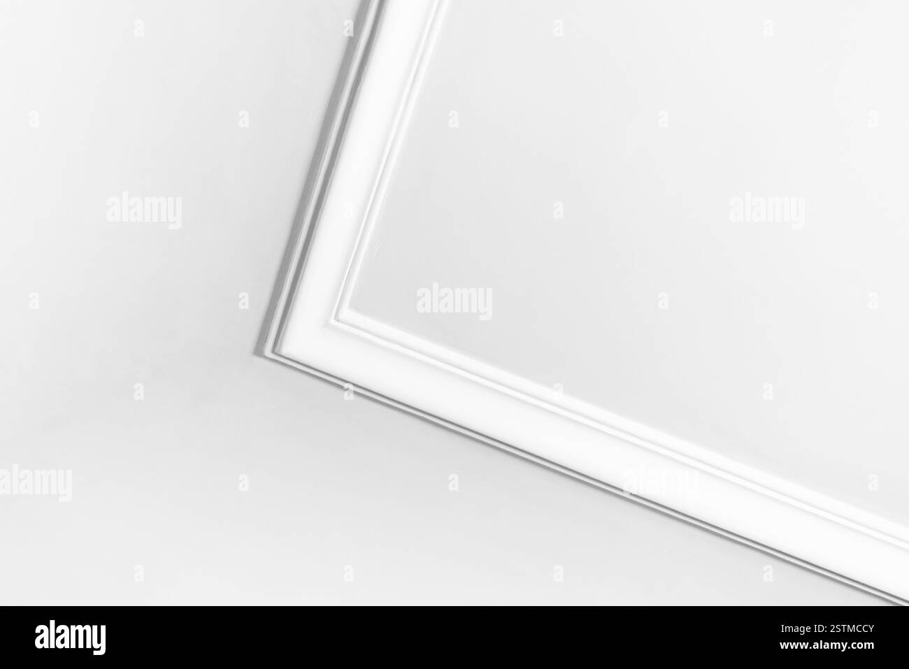 Coin de plafond blanc avec un design minimaliste avec moulage détaillé soulignant la simplicité et l'architecture moderne, idéal pour la décoration intérieure i. Banque D'Images