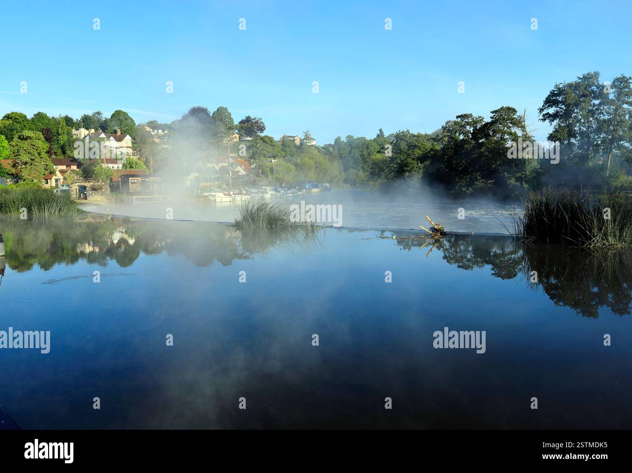 Brume matinale au-dessus de la rivière Avon, Saltford près de Bath, Somerset. Banque D'Images