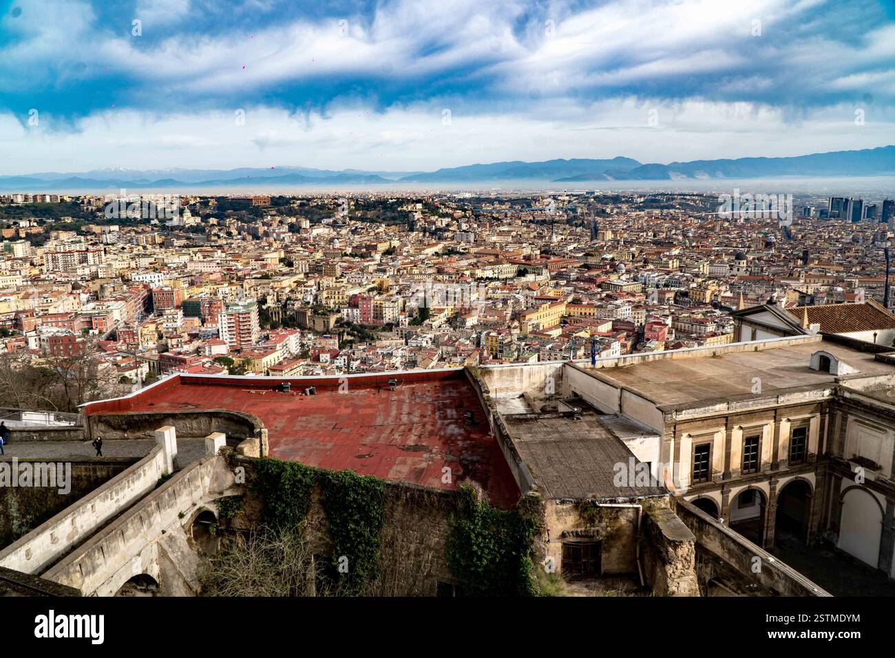 Italie, Naples - le château d'Elmo est au point culminant de Naples et domine la ville Banque D'Images