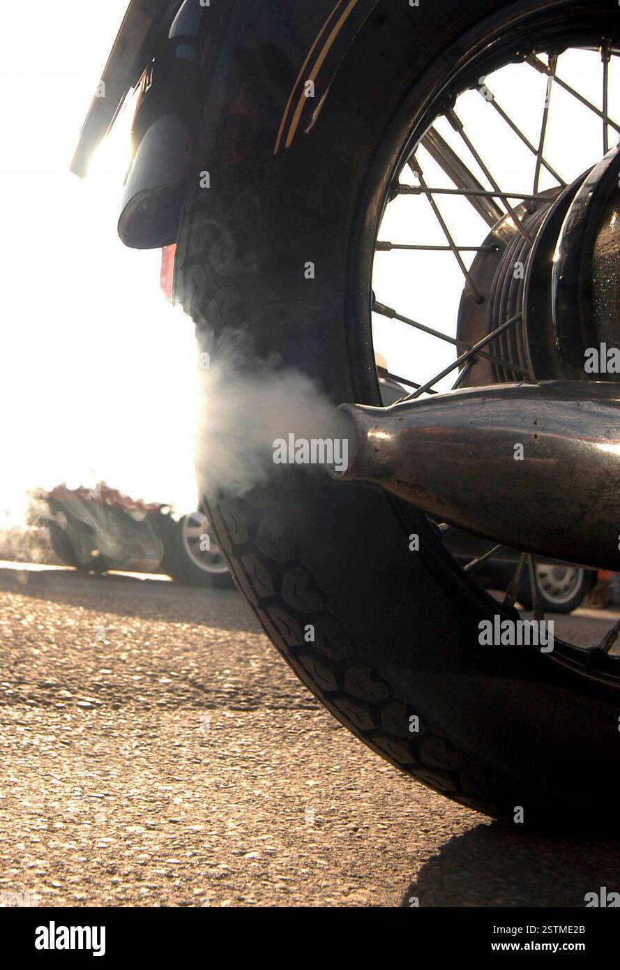pollution atmosphérique causée par les gaz d'échappement de motocyclette, nuage de fumée pollution atmosphérique causée par les gaz d'échappement de motocyclette Banque D'Images